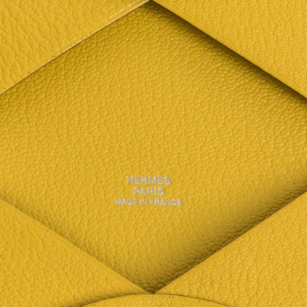 Hermès - Porte-cartes Calvi en cuir de chèvre mysore jaune de Naples Neuf - En vente à Miami, FL