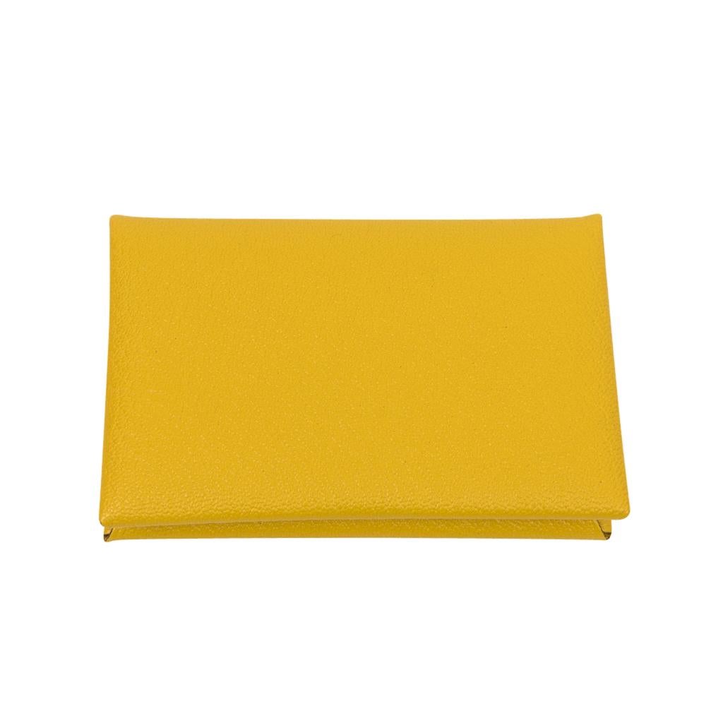 Hermès - Porte-cartes Calvi en cuir de chèvre mysore jaune de Naples Unisexe en vente