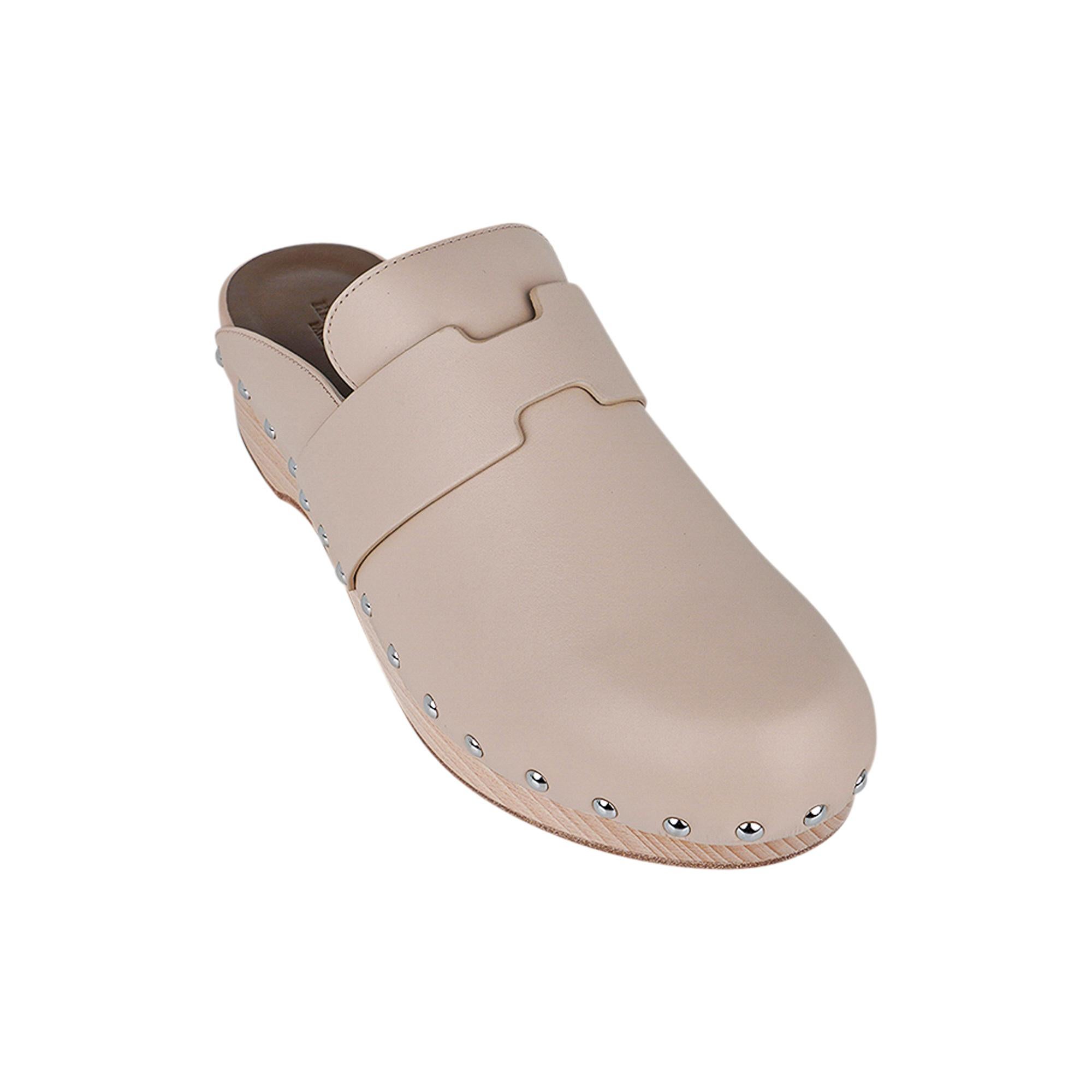 Mightychic offers Hermes Calya Mule featured in Hetre.
Smooth calfskin with H cutout detail.
Light Beechwood sole.
These chic casual shoes are the trend as clogs are
set to be the IT shoes for the season.
Comes with sleepers and signature Hermes