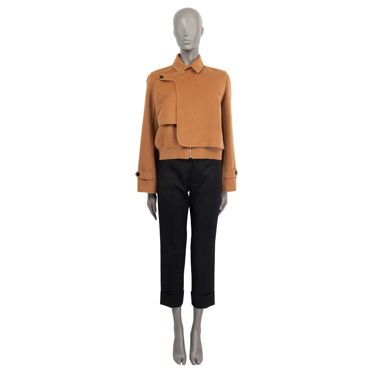 Veste bomber double face Hermès 100% authentique en cachemire camel (100%). Manches longues et épaulettes aux poignets. S'ouvre avec un bouton et une fermeture éclair à l'avant. Non doublé. N'a été porté qu'une seule fois et est dans un état