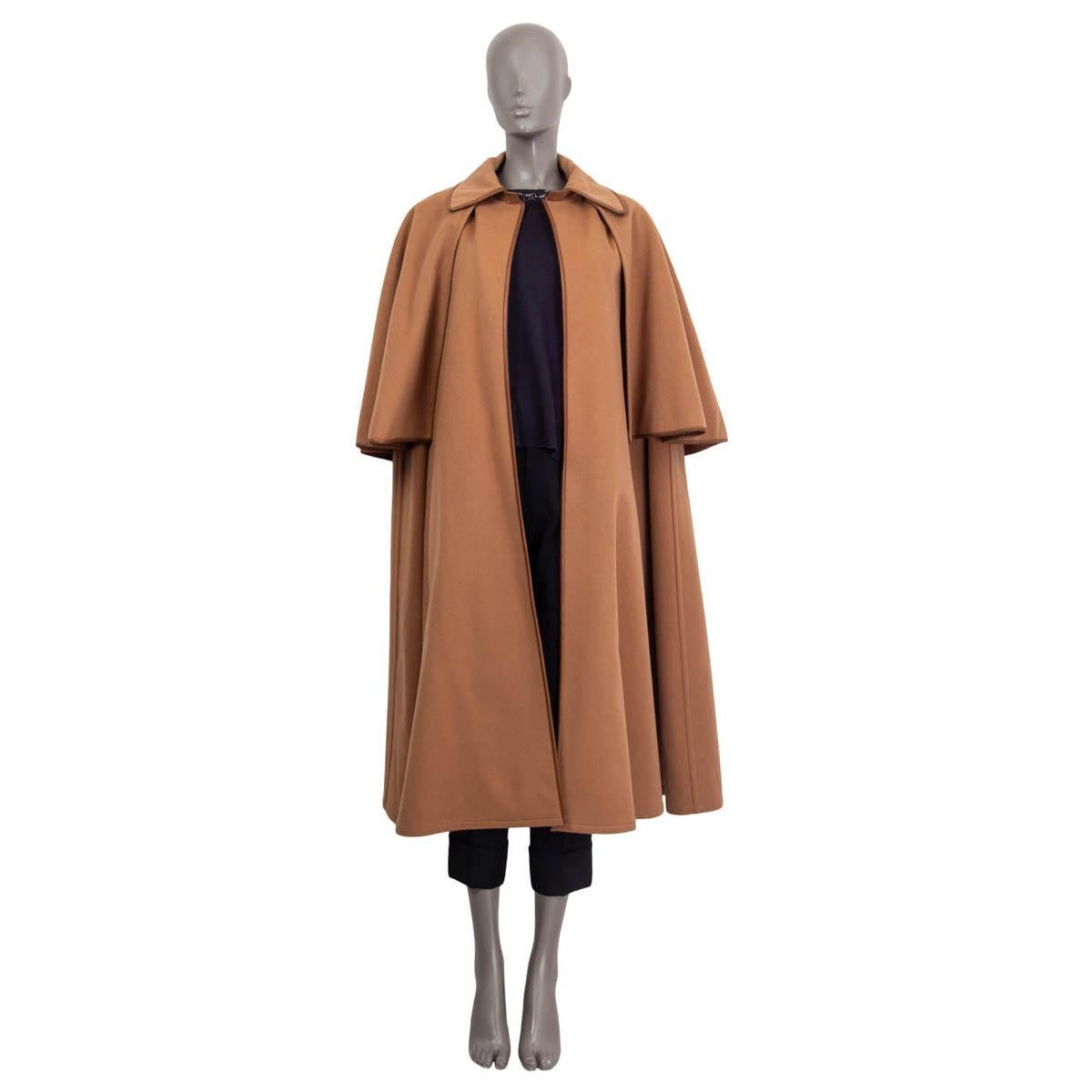 100% authentic Hermès vintage cape in camel brown wool (assumed cause tag is missing) and brown leather . Features a leather trim and two slits for the arms slits. Opens with a hook and a bar at the neck. Lined in leather under the collar and the.
