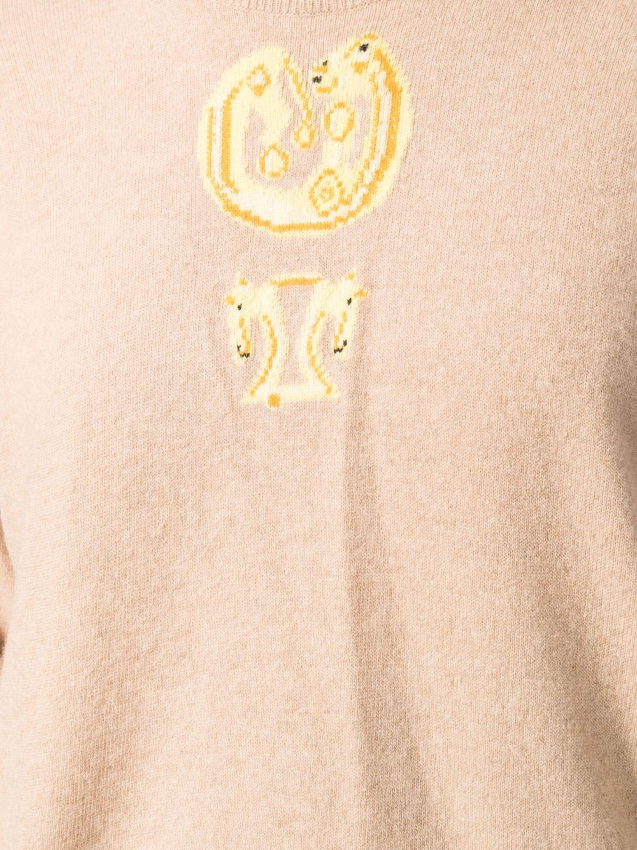Pull en cachemire camel Hermes des années 1980 avec motif tête de cheval, col roulé rond, manches longues.
Composition : 100% cachemire
Label taille 38fr/US6 /UK10
En bon état vintage. Fabriqué en France.
Largeur aux épaules : 60 cm (23,6