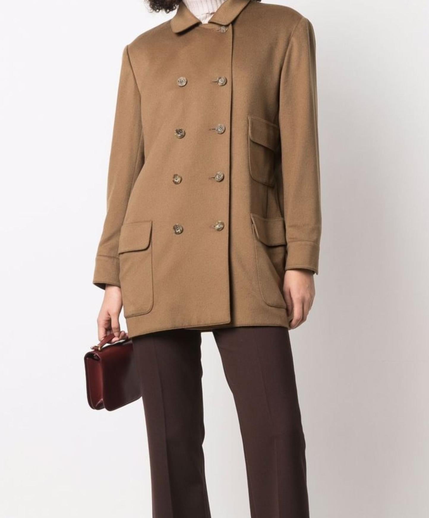 Hermès  Veste à coupe droite à double boutonnage en cachemire camel, avec un col pointu et un trio de grandes poches à rabat, une silhouette classique décontractée et une fermeture boutonnée sur le devant.
Composition : 100% cachemire
Taille estimée