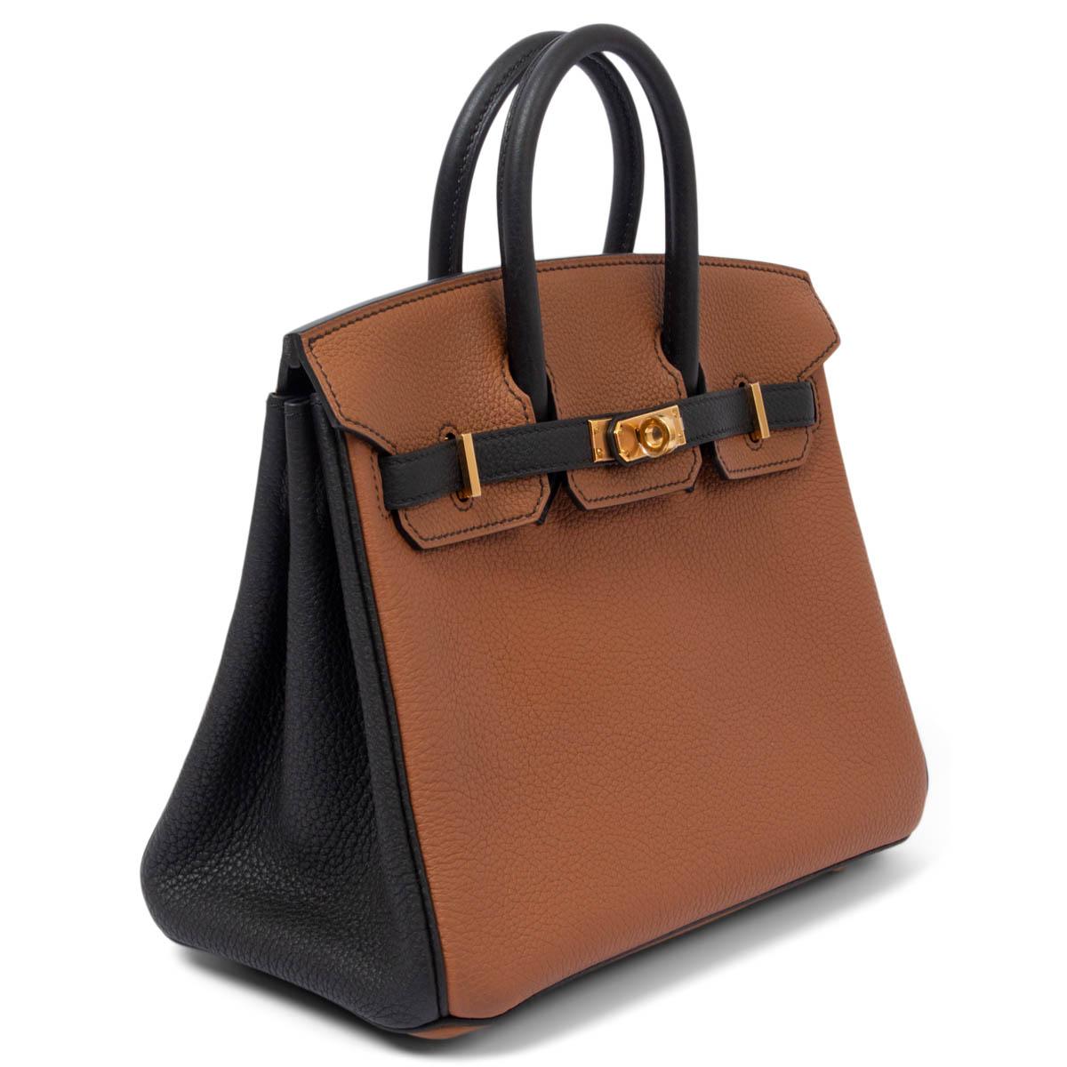 100% authentic Hermès Birkin 25 HSS bag in bi-color Gold (camel) and Noir (black) Veau Togo leather with gold-plated hardware. Lined in Noir Chevre (goat skin) with an open pocket against the front and zipper pocket against the back. Has been