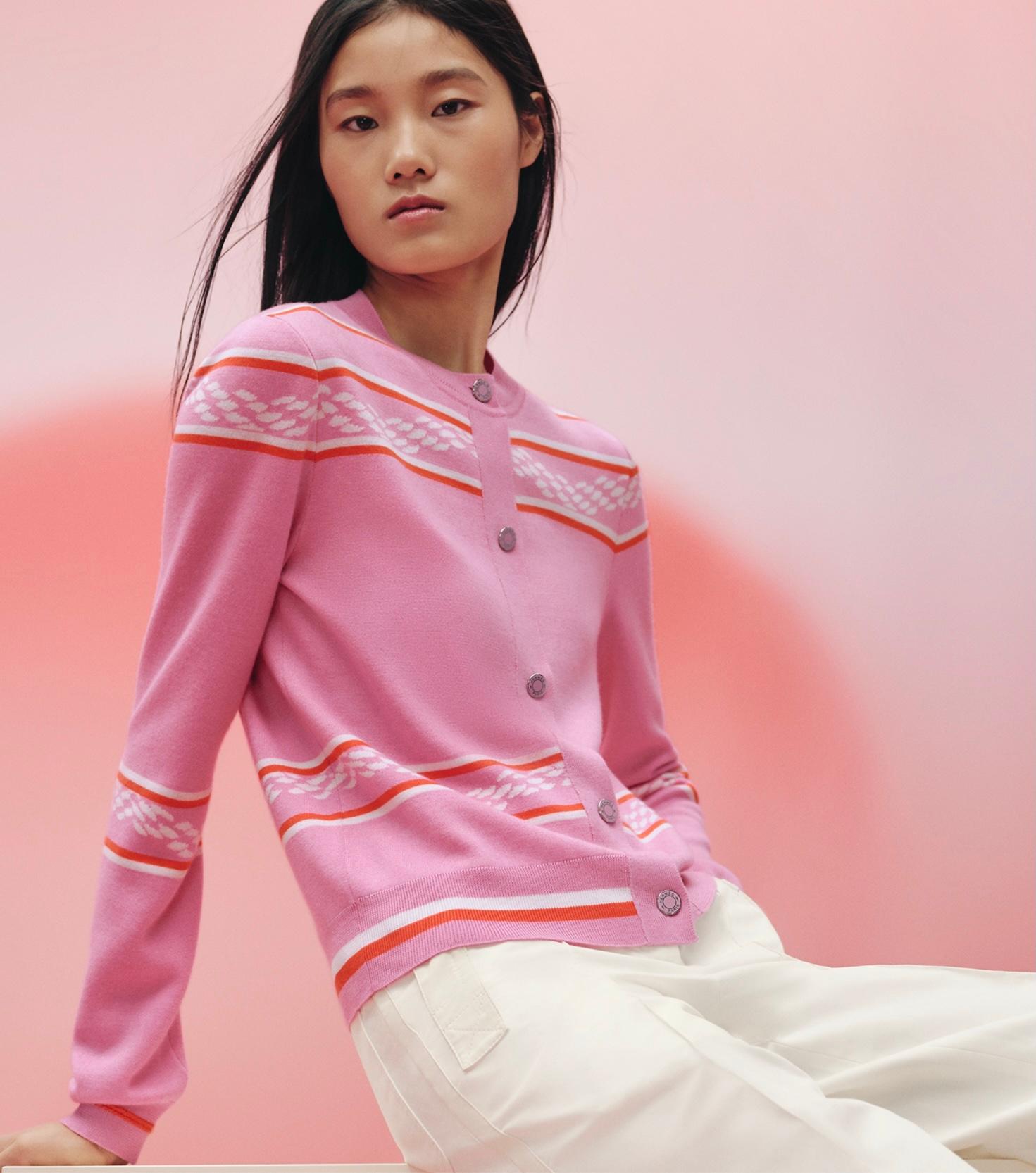 Cardigan a maniche lunghe ultra lussuoso di Hermes Canoe Chaine d'Ancre. Nuovo con cartellini e tutti i bottoni hanno ancora la copertura protettiva. Realizzato in morbidissima seta double face e cashmere in color bubblegum oink con disegno Canoe