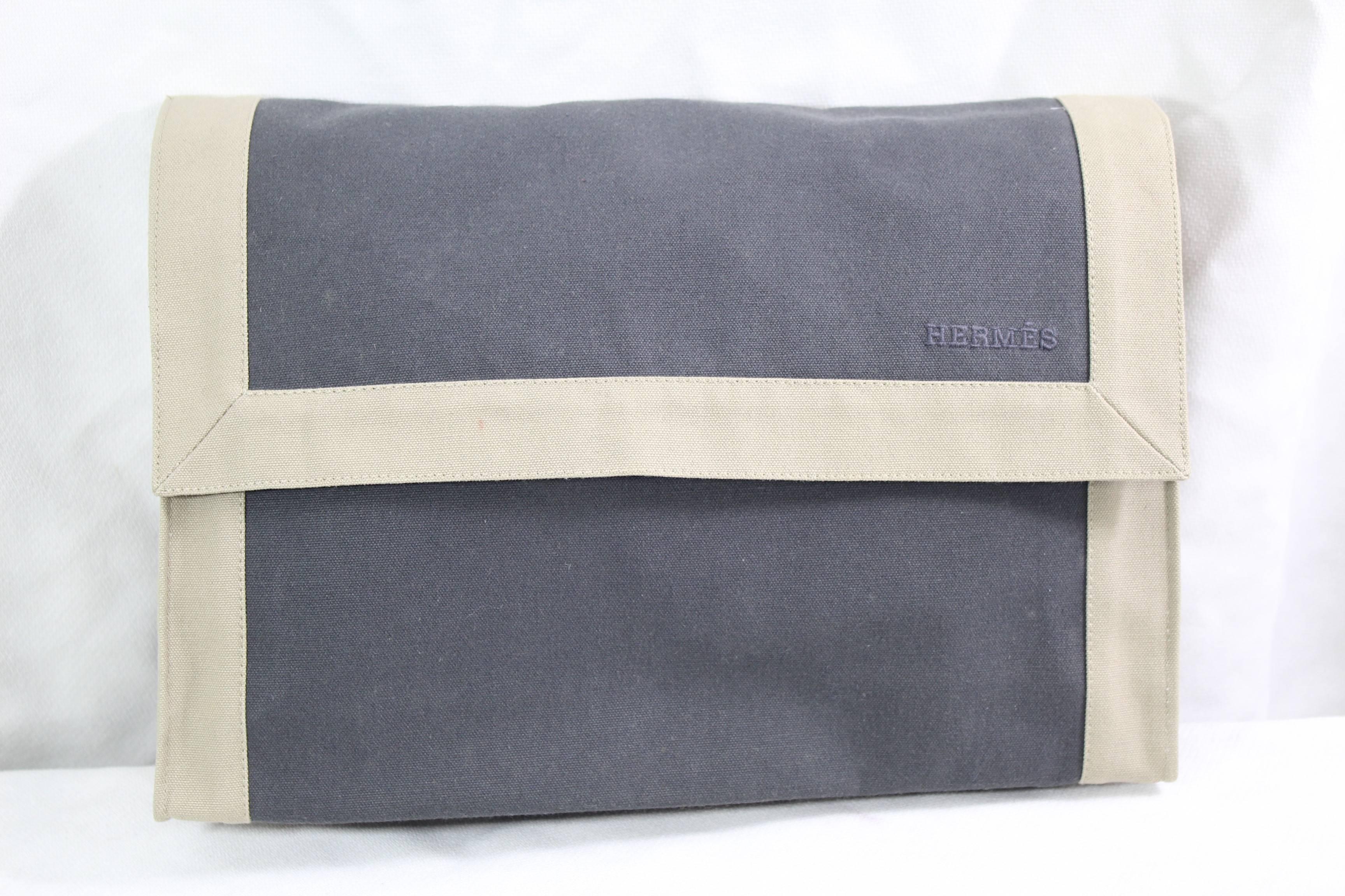 Nice Hermes canvas clutch/. toiletry Pouch with box.

really good condition, 

Size 12.5*8.5 inches