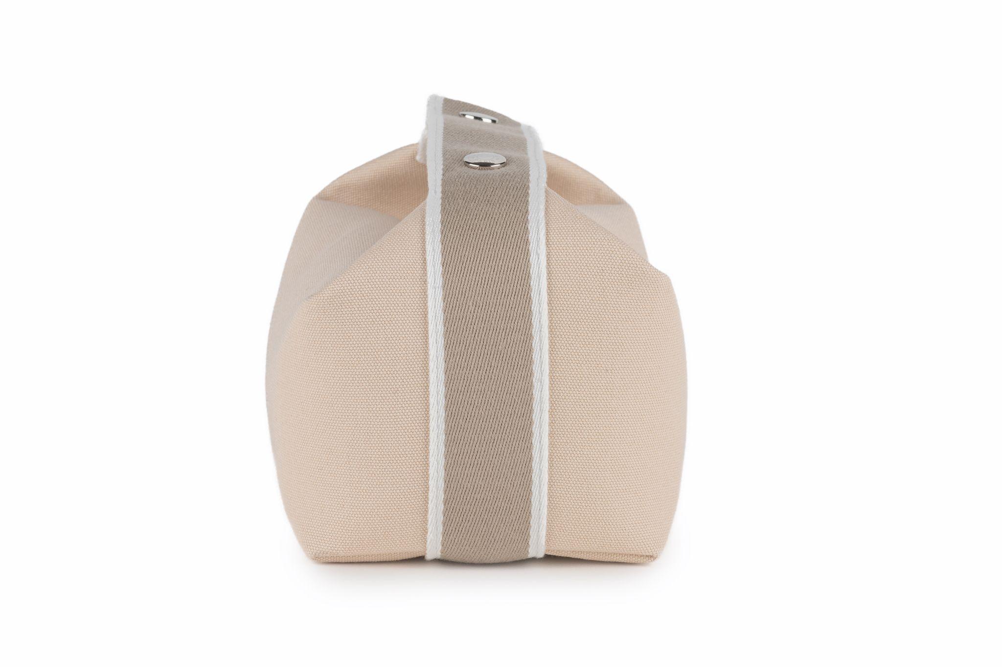 Questo marsupio Hermès Canvas Small Bride-A-Brac in Nature è realizzato in tela beige. Ha una chiusura a scatto sul manico superiore e una striscia grigia intorno alla borsa. Nuovo di zecca.