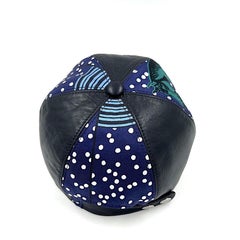 HERMÈS Casquette en cuir noir et soie colorée Taille 57