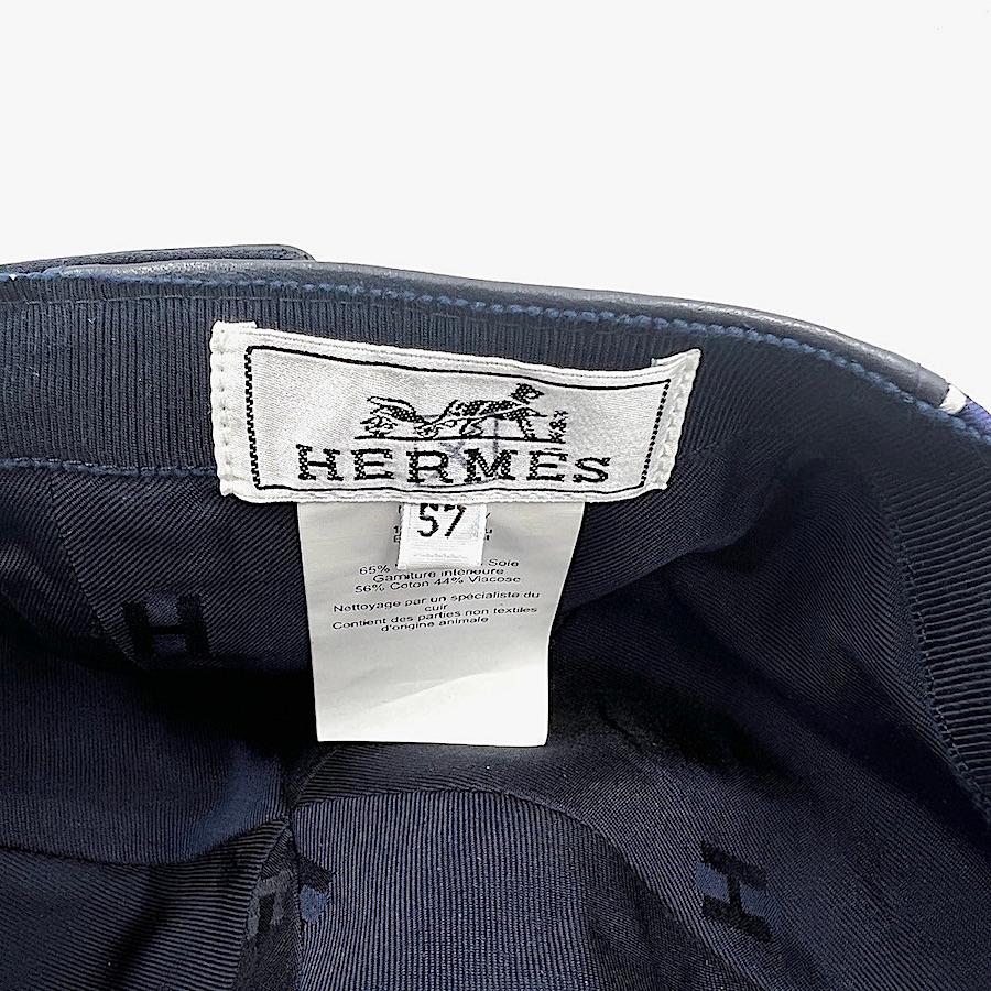 HERMES Mütze aus schwarzem Leder und farbiger Seide Größe 57  für Damen oder Herren im Angebot