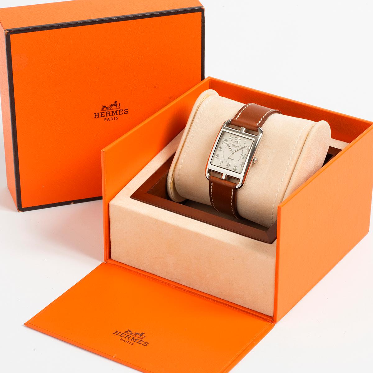 Nuestro raro Hermes Cape Cod automático con referencia de fecha CC1.710, es la versión de tamaño completo / grande con una caja de 30 x 40 mm, incluida la corona. Este ejemplar se presenta en un estado casi NOS/exhibición/sin pulir, sin signos