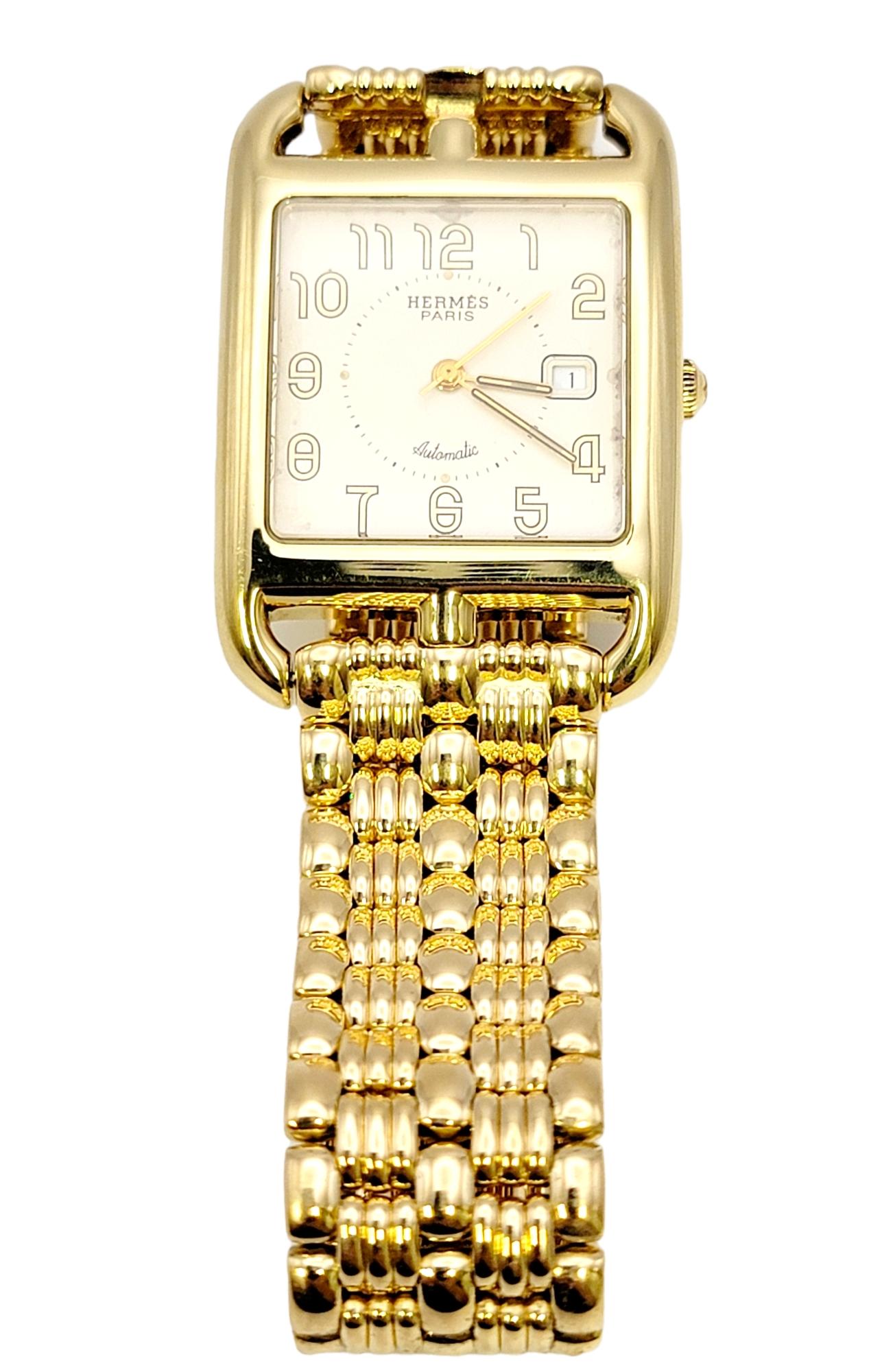 La montre-bracelet unisexe Hermes Cape Cod en or jaune 18 carats est l'incarnation même de l'élégance et du style. Méticuleusement fabriquée à la perfection, cette pièce d'horlogerie allie harmonieusement design contemporain et sophistication