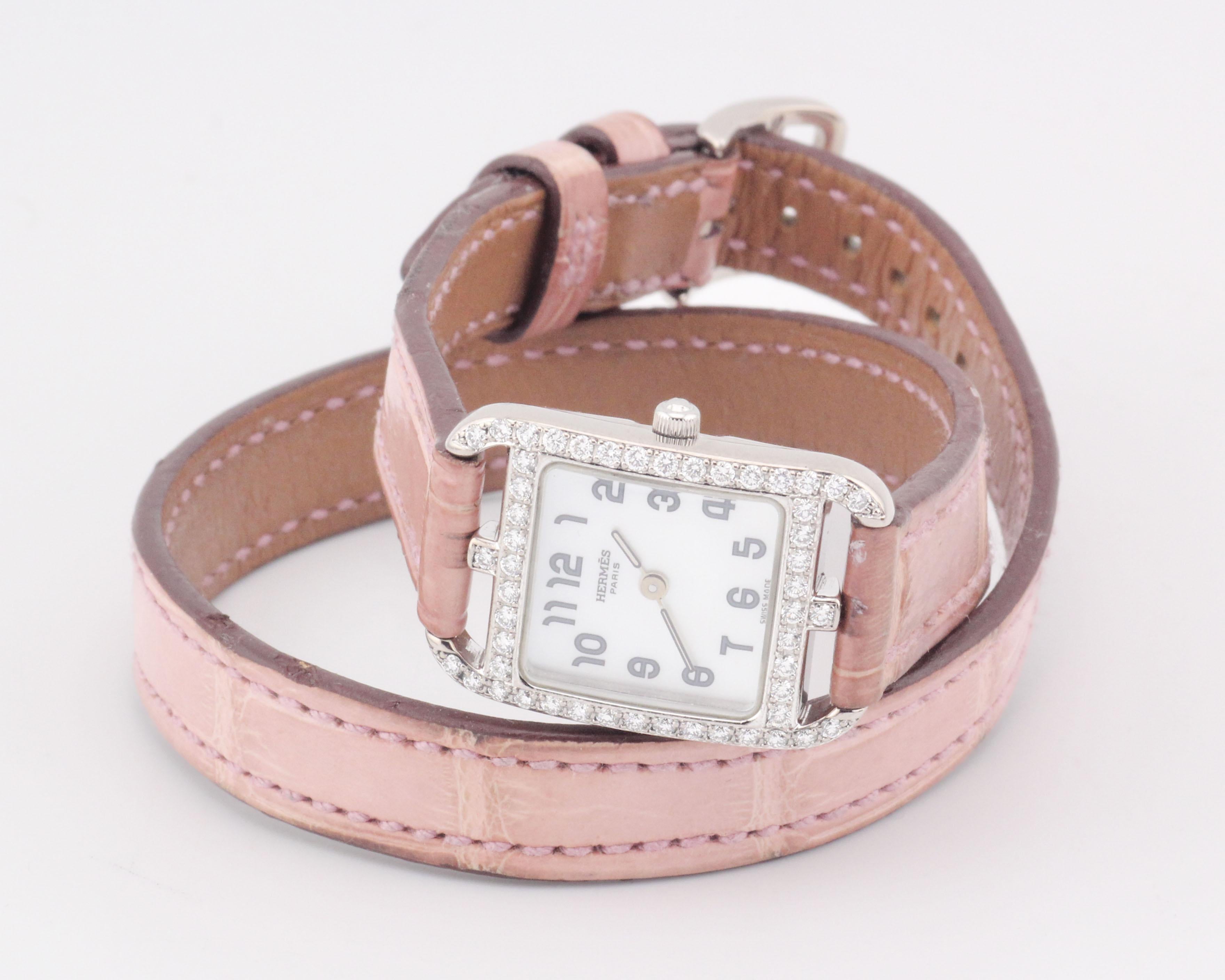 L'Hermès Cape Cod Double Tour è un'icona dell'eleganza parigina senza sforzo, dove la raffinata arte della gioielleria incontra l'orologeria contemporanea. Realizzato in oro bianco 18 carati, questo lussuoso orologio incarna lo spirito di sobria
