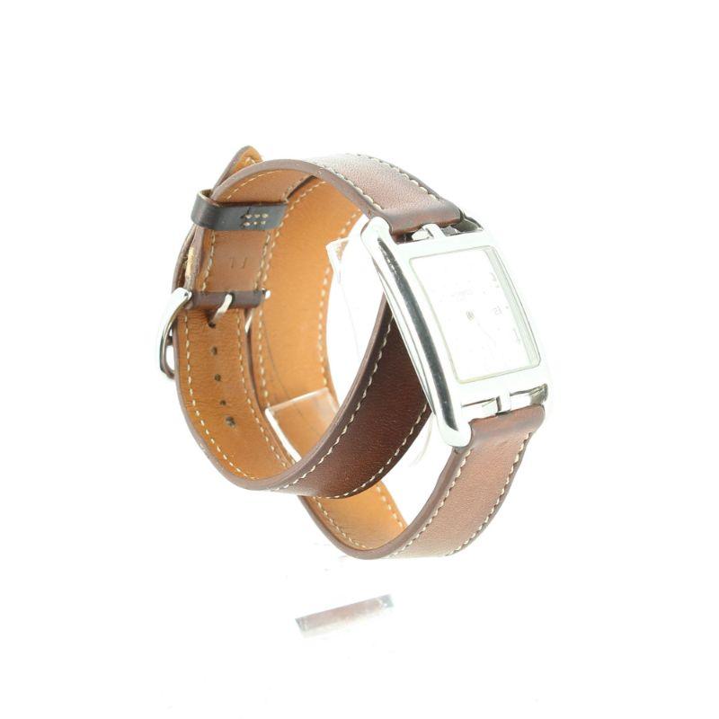 Hermès Cap Cod watch GM

Good condition, shows scratches on the cadrant, a ball pen mark on the inside of the bracelet and some signs of use on the fastening.
Silver tone hardware, brown and orange leather
Packaging : Hermès box

Additional