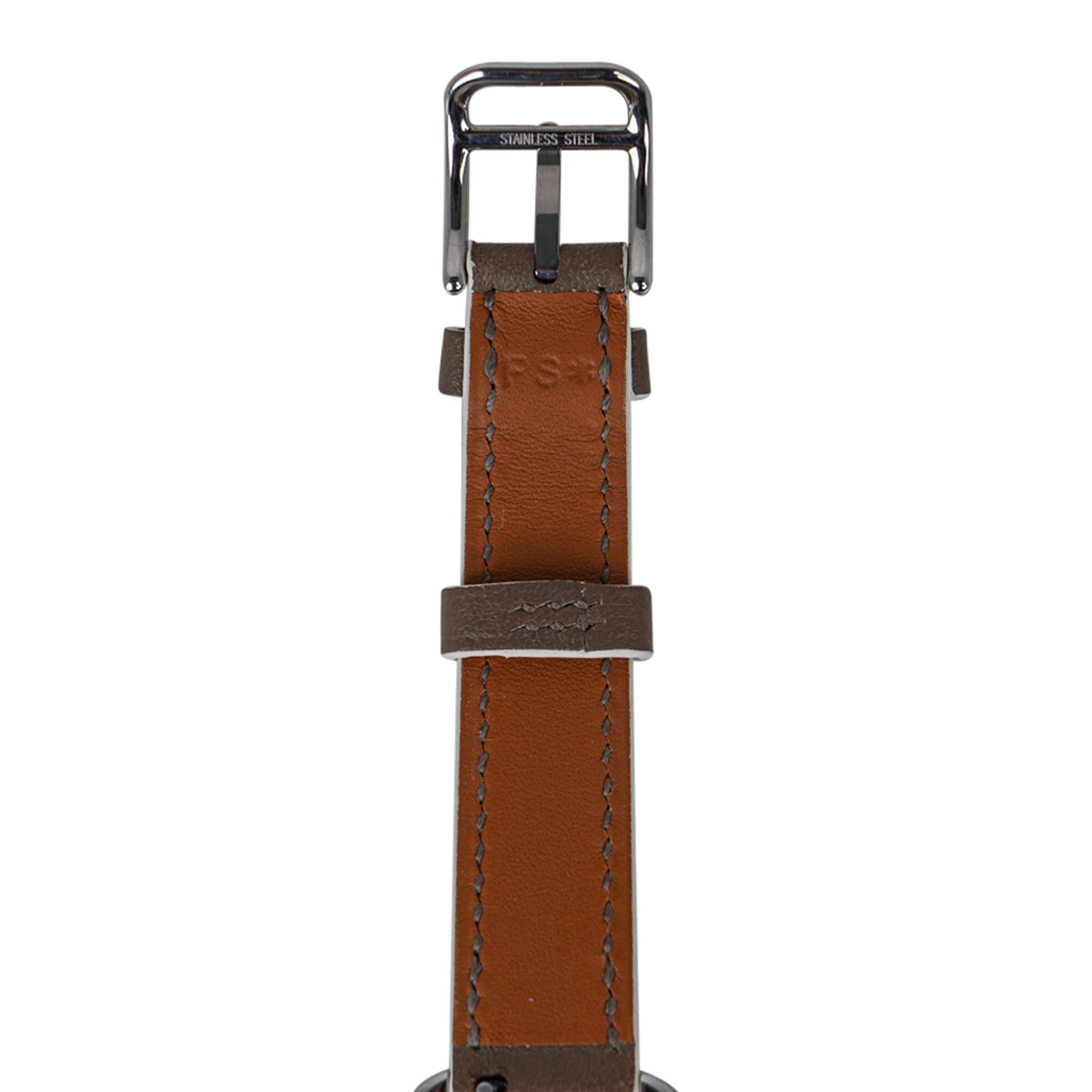 Hermès Montre Cape Cod en acier avec bracelet en cuir de veau couleur étoupe, neuve dans sa boîte en vente 2