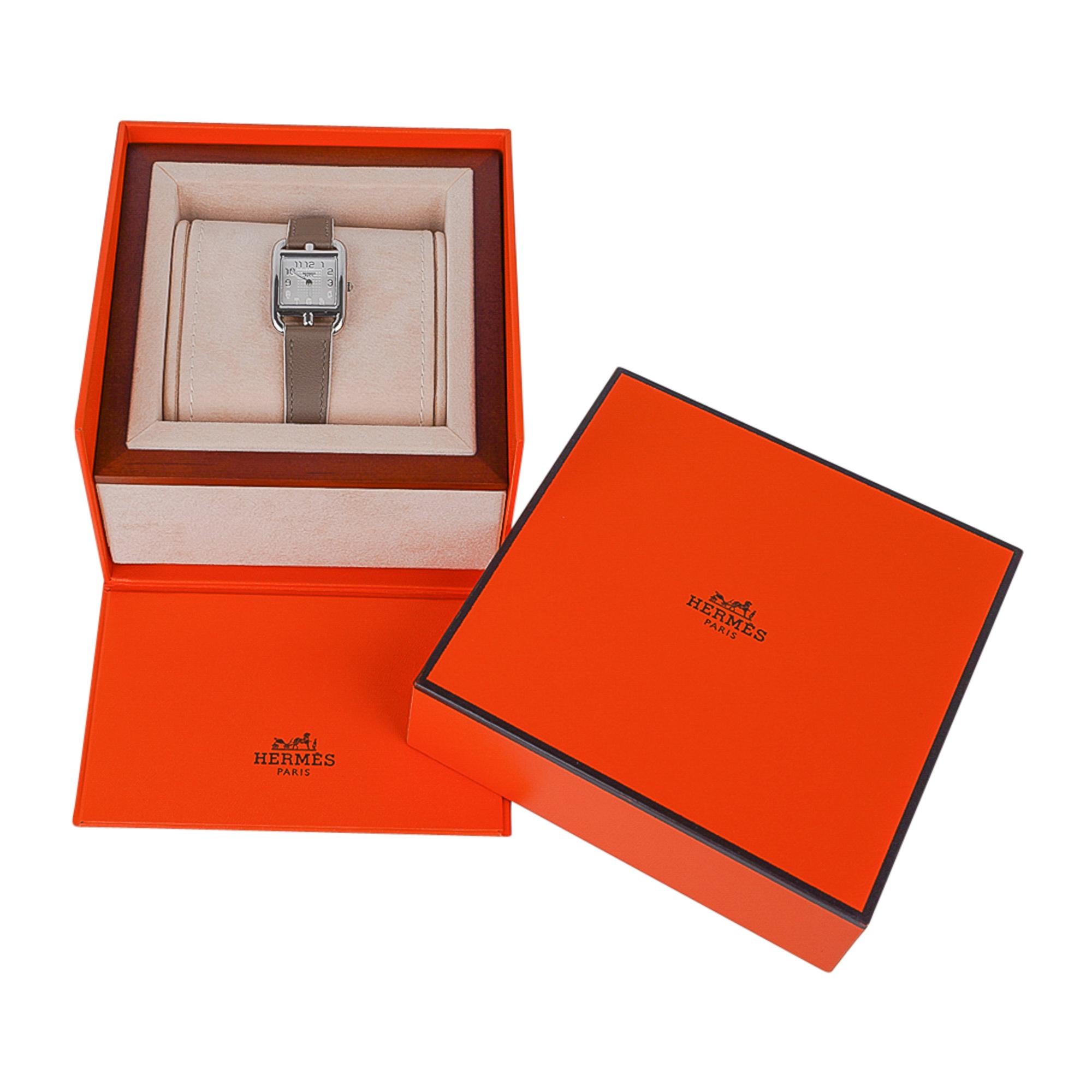 Taille brillant Hermès Montre Cape Cod en acier avec bracelet en cuir de veau couleur étoupe, neuve dans sa boîte en vente