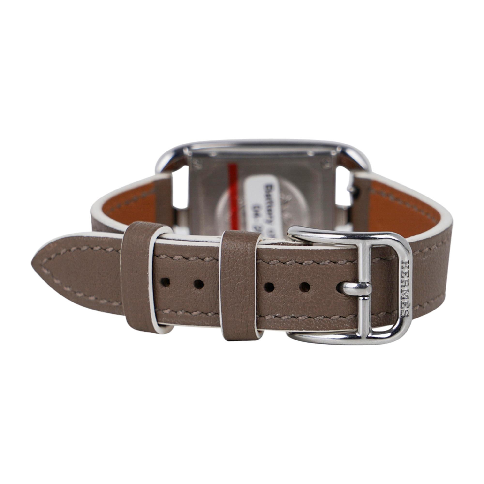 Hermès Montre Cape Cod en acier avec bracelet en cuir de veau couleur étoupe, neuve dans sa boîte Neuf - En vente à Miami, FL