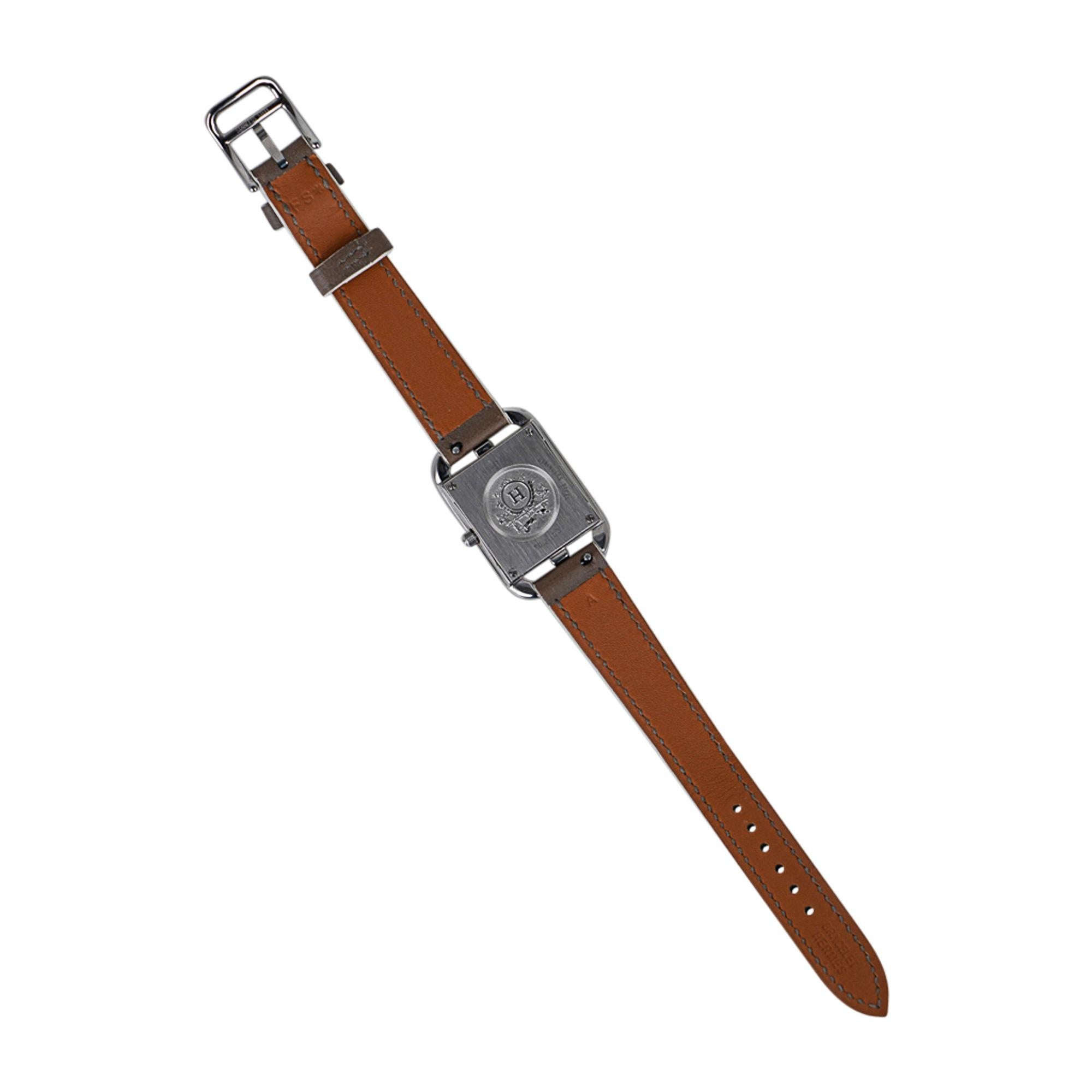 Hermès Montre Cape Cod en acier avec bracelet en cuir de veau couleur étoupe, neuve dans sa boîte en vente 1