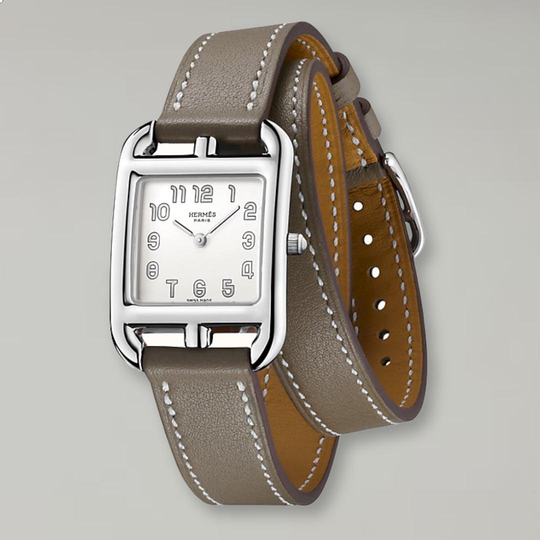 Bracelet Oakum
wrist circumference 15.5-17cm
Steel watch, quartz movement, opaline silver dial, long interchangeable strap in etoupe Swift calfskin
In details
Small model, 31 mm
Lug-to-lug height: 31 mm
Case width: 23 mm
Steel case
Anti-reflective
