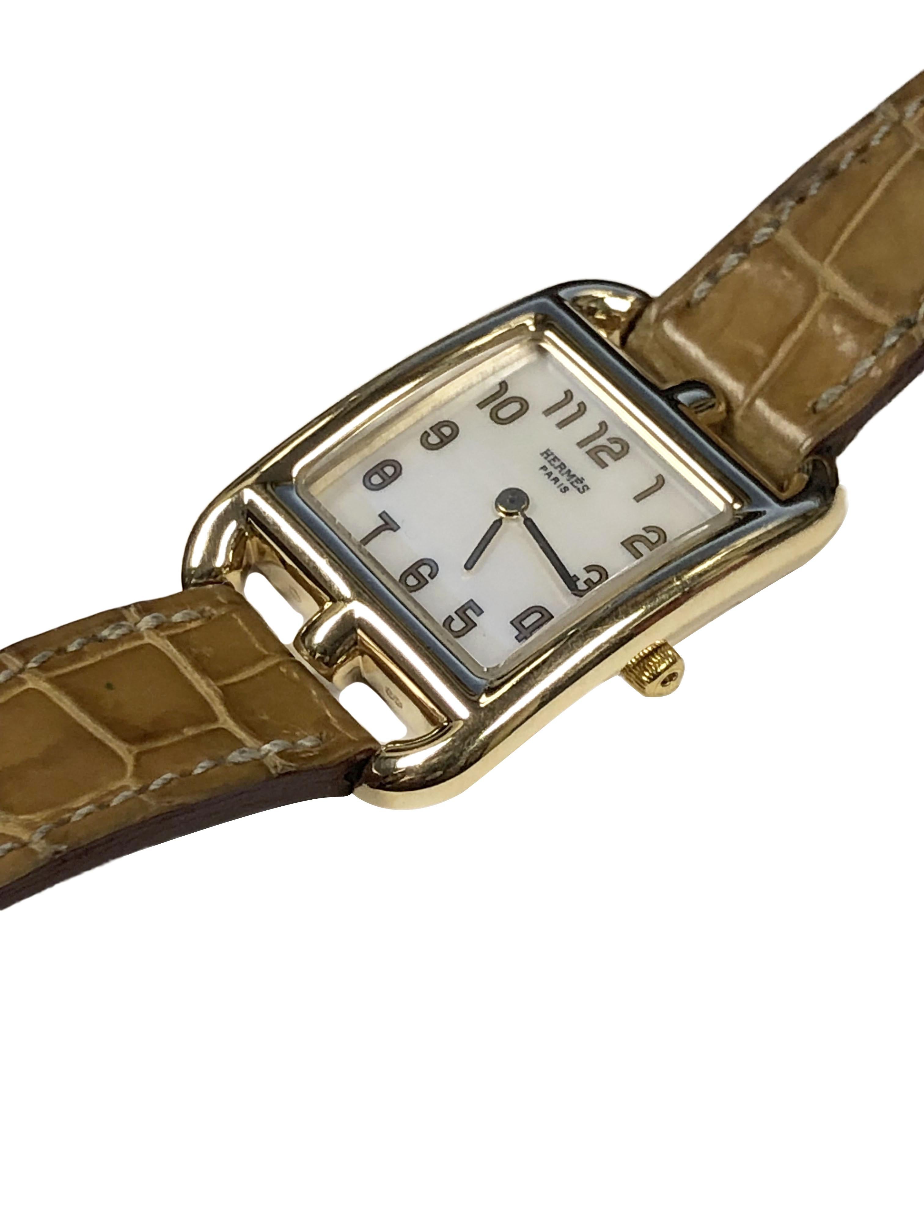 Circa 2010 Hermes Ref: CC1.285 Cape Cod Sammlung Damen-Armbanduhr, 33 x 23 M.M. 18k Gelbgold 2 Stück wasserdicht Fall. Quarzwerk, weißes Perlmutt-Zifferblatt mit goldenen Ziffern. original Hermes Tan Croco Armband mit 18k Goldschließe. kommt mit