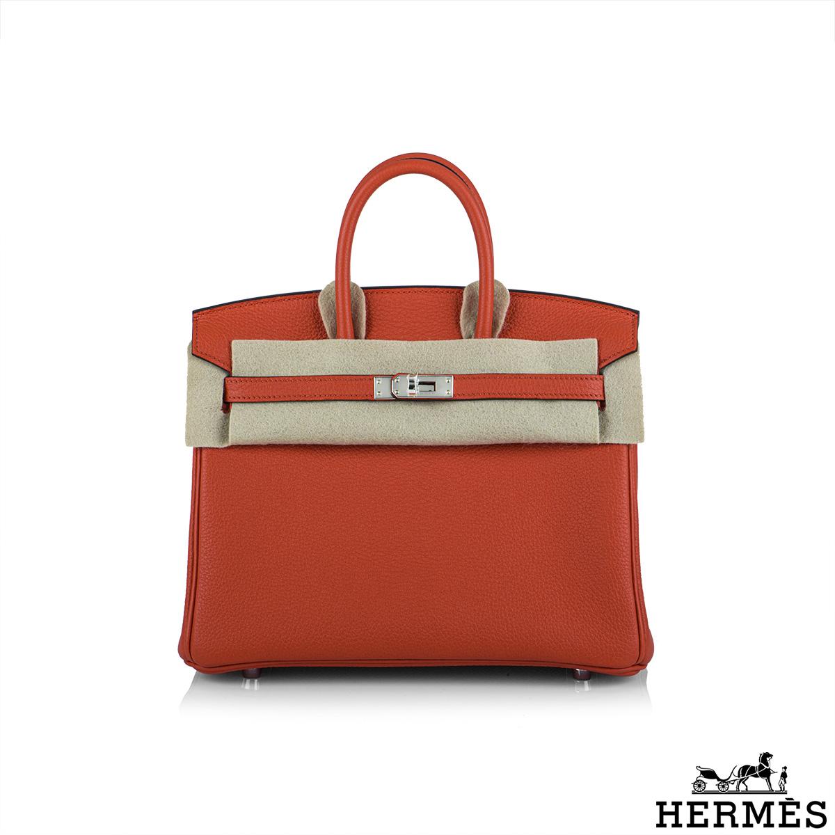 An exquisite Hermès 25cm Capucine bag. The exterior of this birkin is in vibrant capucine togo leather with tonal stitching. It features palladium hardware with two straps and front toggle closure. The interior is lined with capucine chevre and has