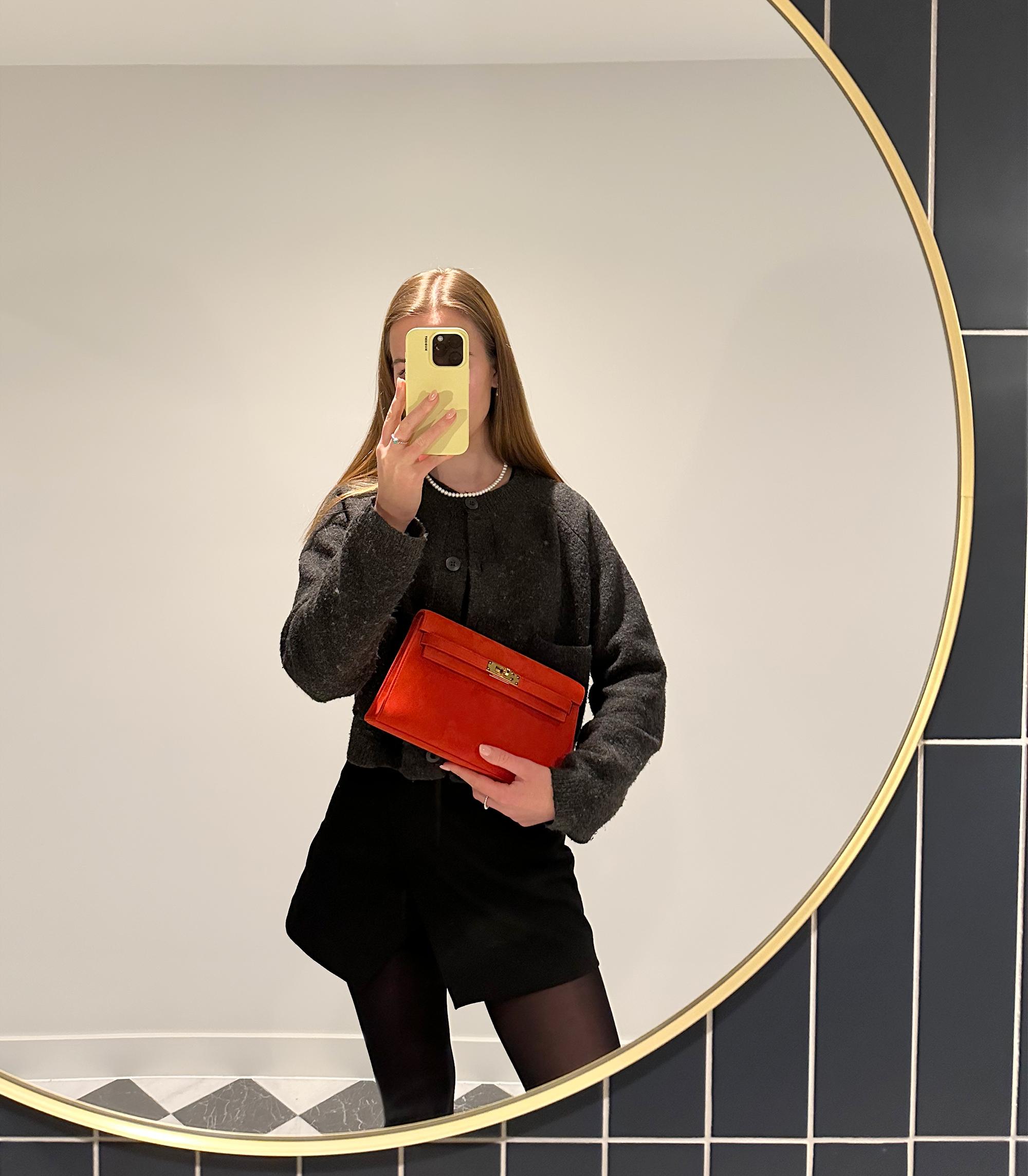 Hermès Capucine Veau Doblis Suede Kelly Elan

Détails du produit
Xupes Ref : BB016
Marque : Hermès
Modèle : Kelly Elan
Type : épaule, poignée supérieure, pochette
Numéro de série : W
Âge : 2024
Accompagné de : Hermès Dust Bag, Box, Protective Felt,