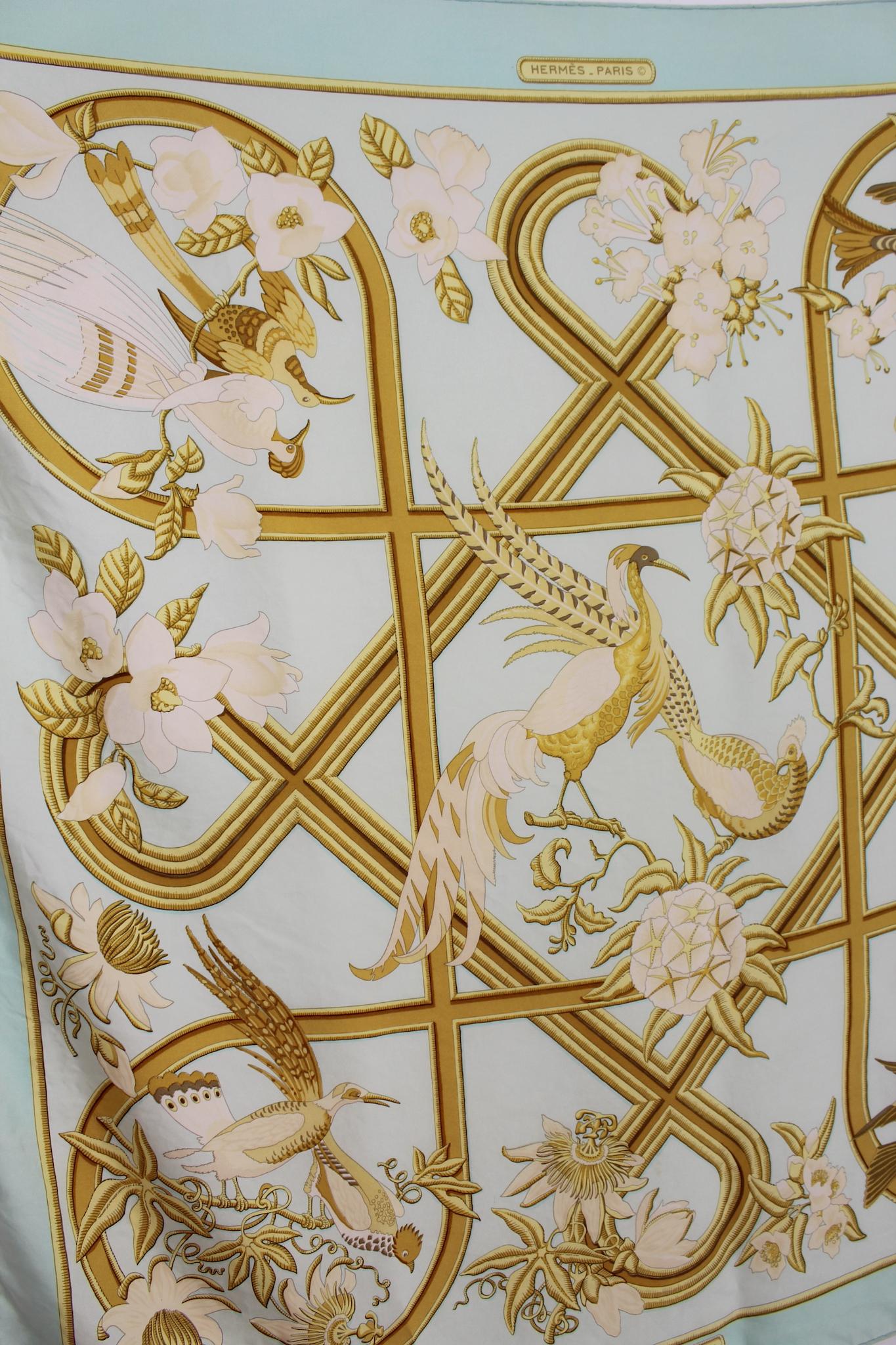 Hermes Caraibes vintage 80s scarf. Light green and gold color with bird designs. 100% silk fabric. Made in France.

Measures: 88 x 88 cm