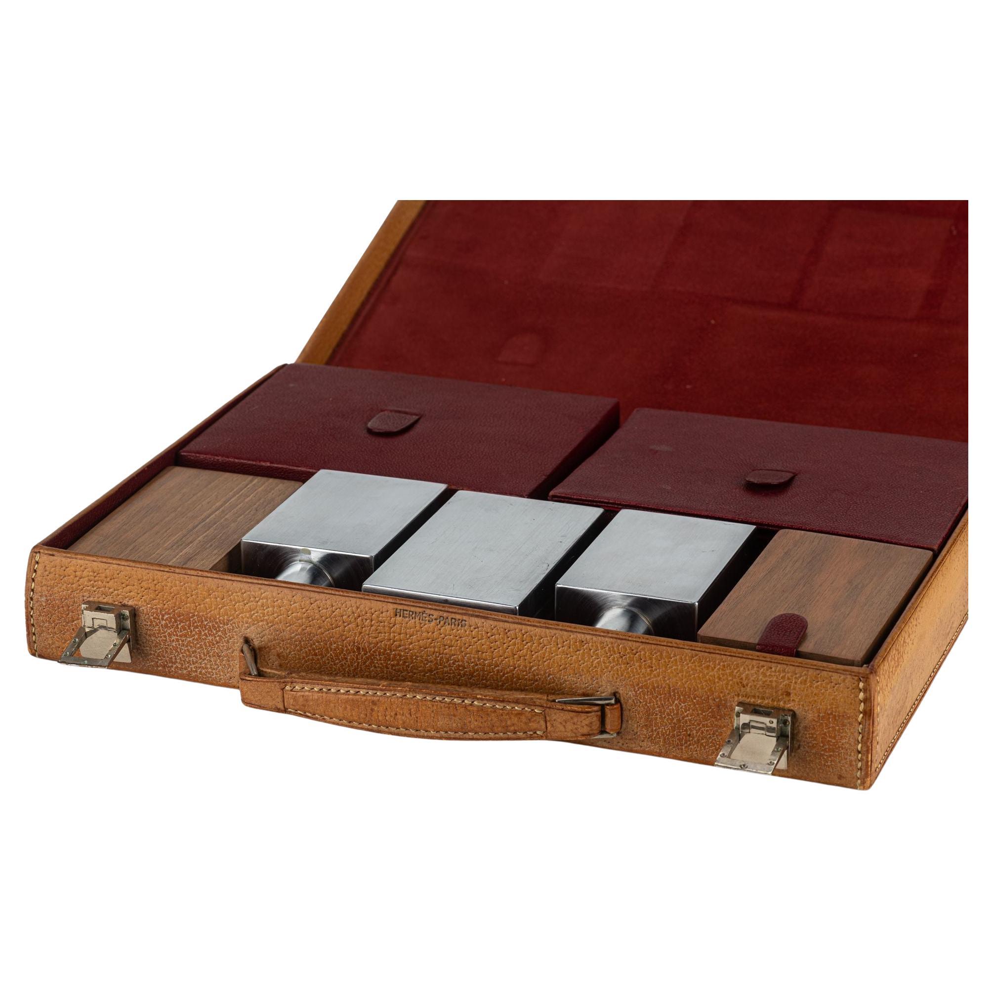 Ce set de voyage de toilettage Vintage Hermès est composé d'un bagage en cuir avec 2 flacons en métal argenté, 1 boîte en métal argenté, 2 brosses en bois, 1 boîte à bijoux en cuir, un étui bifold en cuir avec : 1 corne à chaussures en bois, un