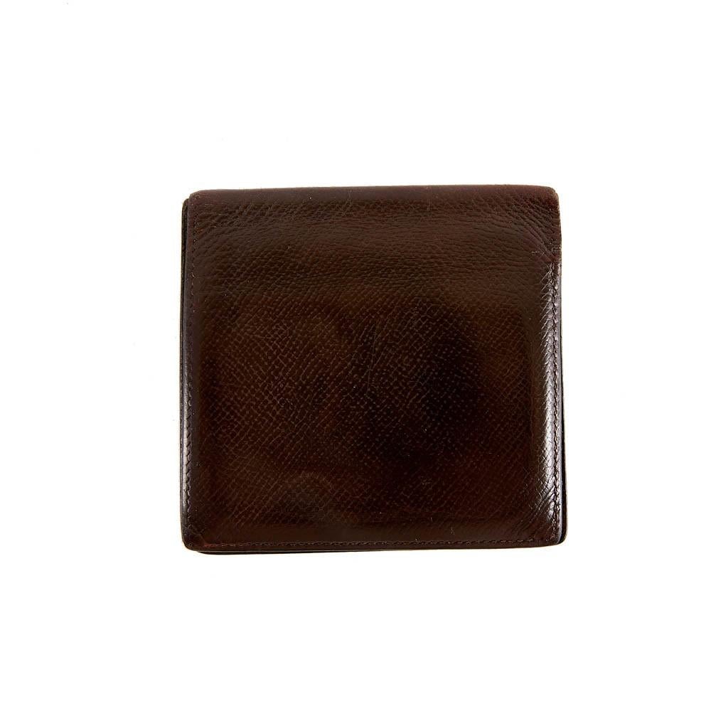 HERMES card holder in dark brown leather. Very practical, to slip into a pocket. There are 10 card slots, as well as 1 open pocket for banknotes.
Made in France
Dimensions: closed 10 x 10 cm
Good condition. This card holder has been used, the