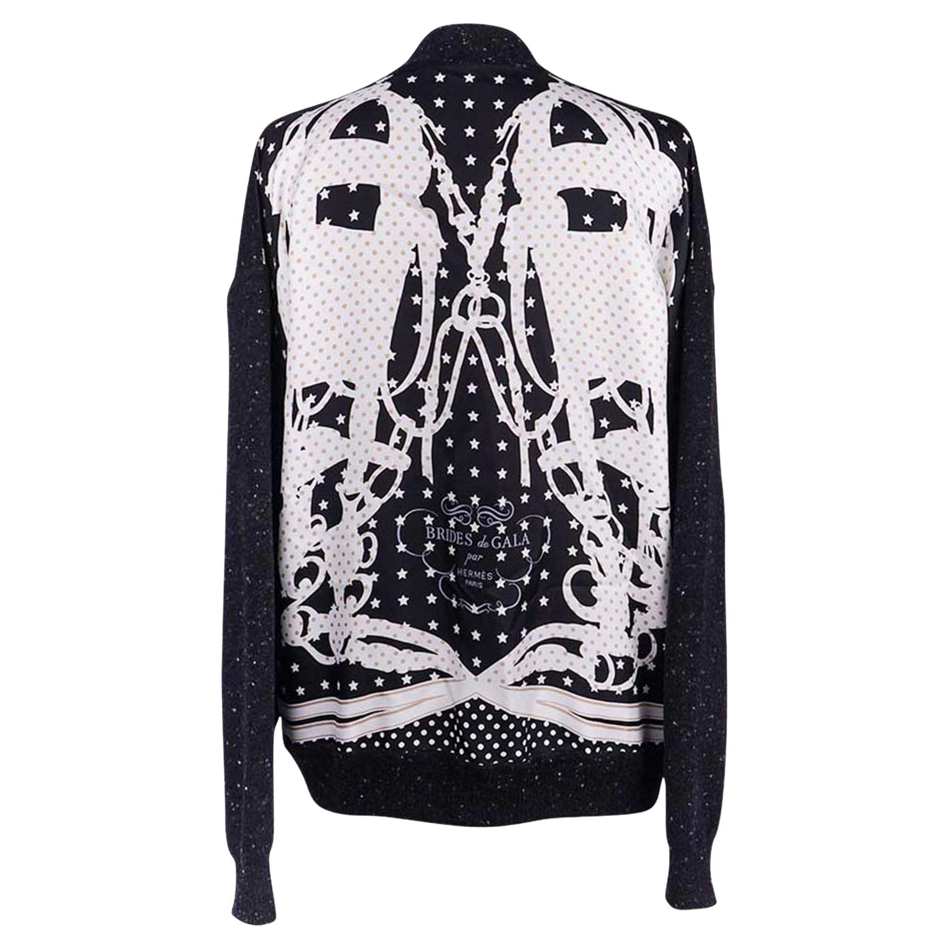 Mightychic offers an Hermes Brides de Gala twillaine V neck cashmere tweed cardigan in Black, White and Gray.
Rear depicts the Brides de Gala in silk, the most popular and recognizable scarf print Hermes has made - Magnificent!
Drop shoulder.
3