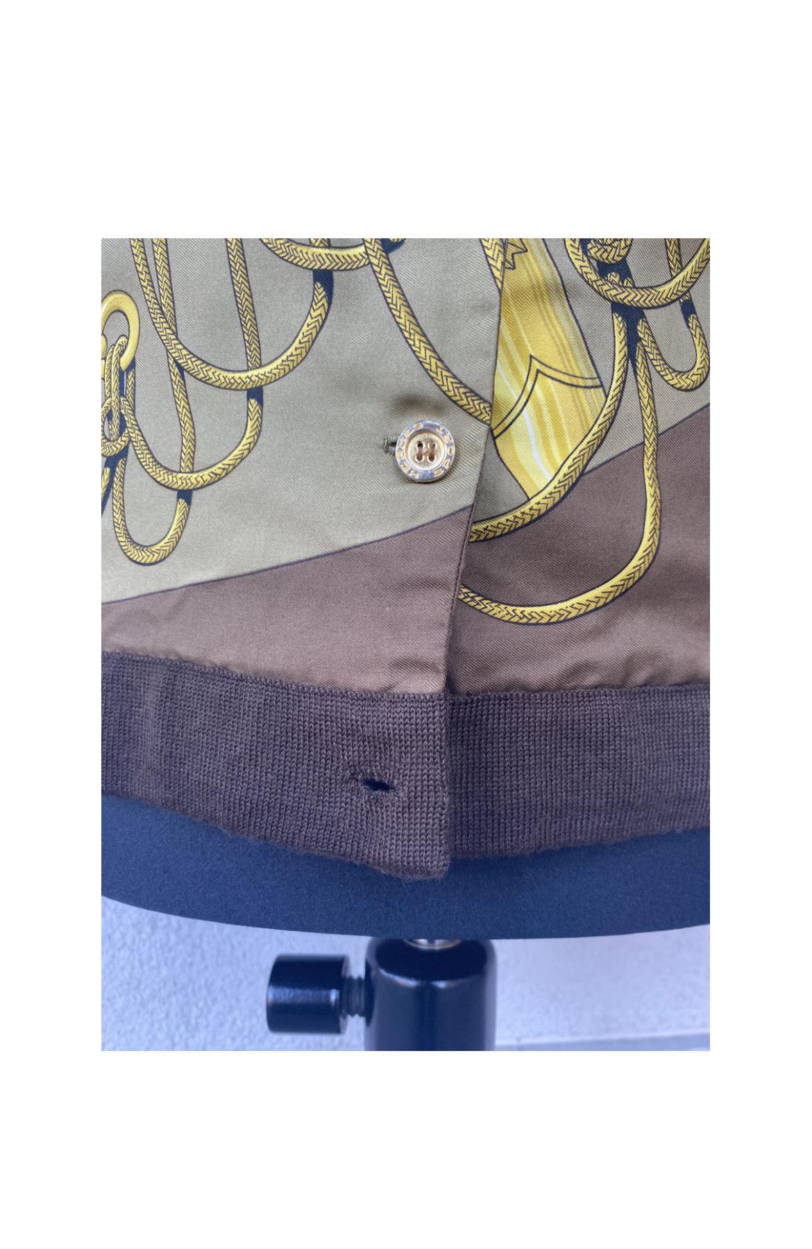 Cardigan Hermès taille M, en mélange de cachemire et de soie, avec boutons dorés à logo, malheureusement il en manque un (le dernier en bas), mesures : 
manche 63 cm, 
poitrine 42 cm, 
longueur 64 cm, 
épaule 38 cm, 
en bon état.