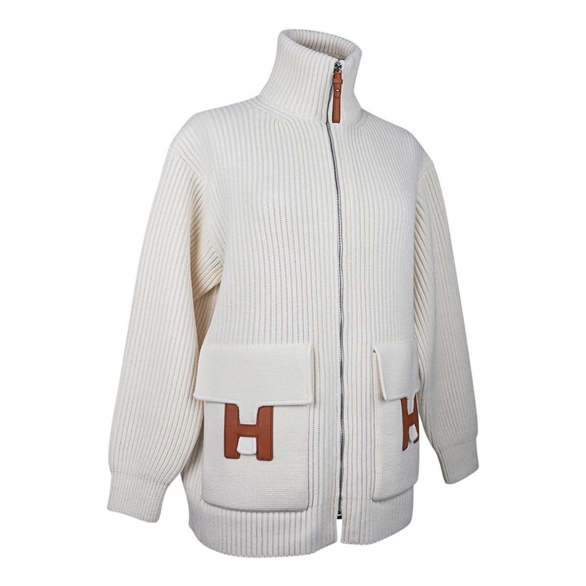 Mightychic offers an Hermès Zip Cardigan featured in Winter White.
High neck zip front with Fauve leather pull.
2 front patch pockets with Bold H in Fauve leather.
A sophisticated collegiate feel.
Fabulous and rare to find - sold out!
Fabric is