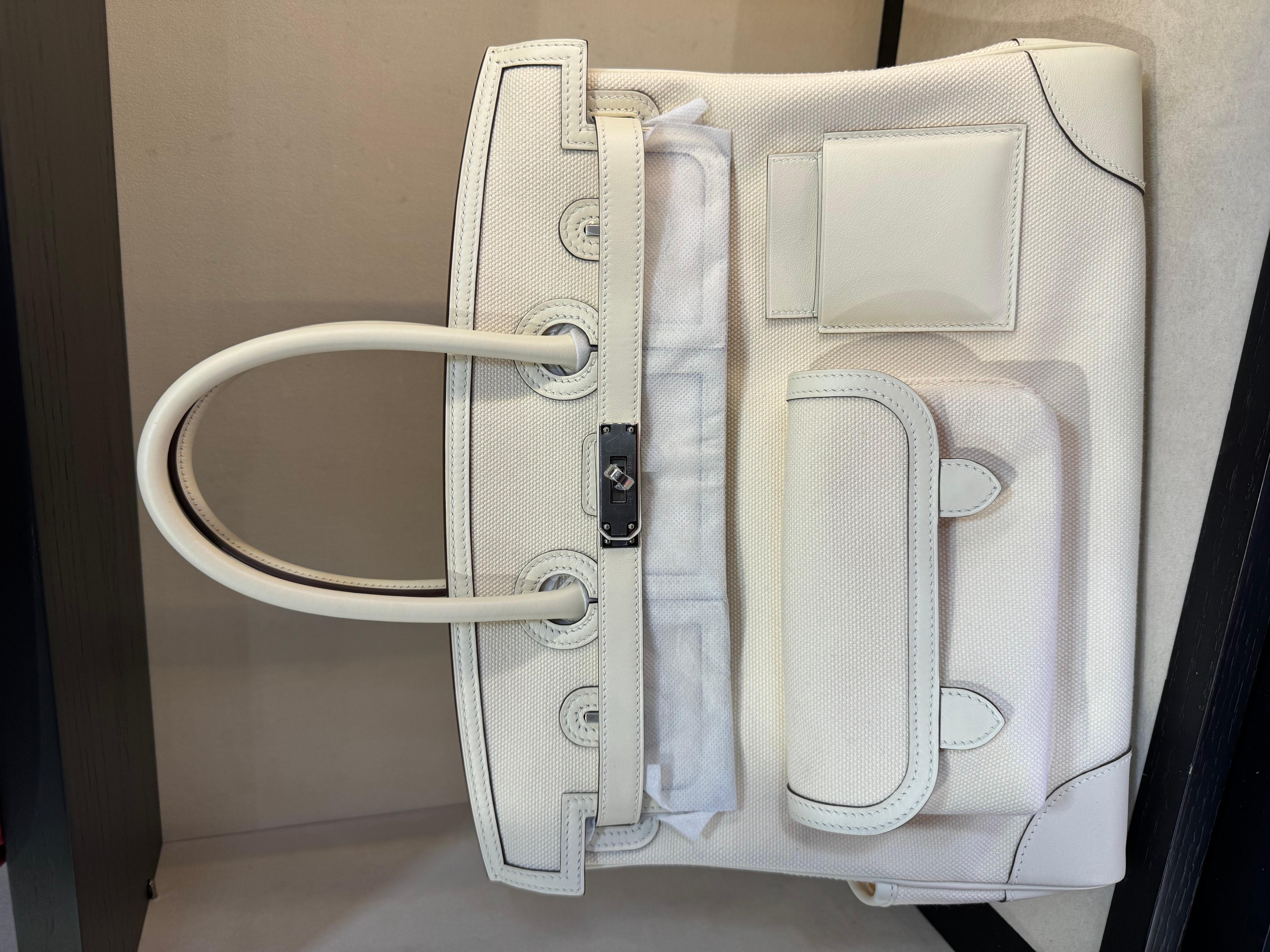 Hermès Cargo Birkin 35 Nata Toile and Swift Palladium Hardware, Z stamp. Very rare bag and a limited edition.
The interior is lined with tonal canvas and leather
Includes lock, two keys, clochette, clochette dust bag, removable card case, and dust