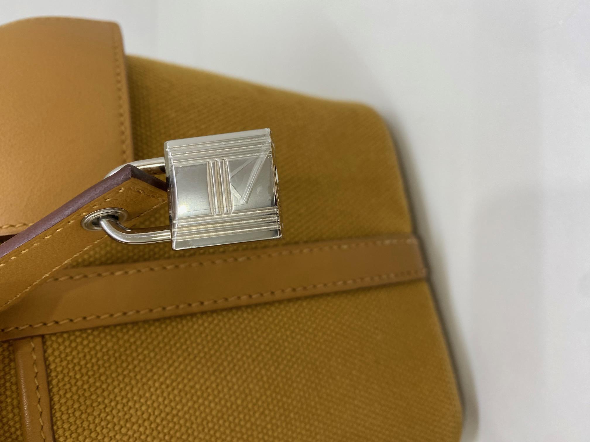Condition: Excellent Used

- plastic still on the lock, light mark on bag (shown in 

Colour: Biscuit

Material: Clemence/Alligator on Handles 

Hardware Colour: GHW

Stamp/Year: U stamp (2022)

Inclusion: Full set (copy receipt)

Origin: France



