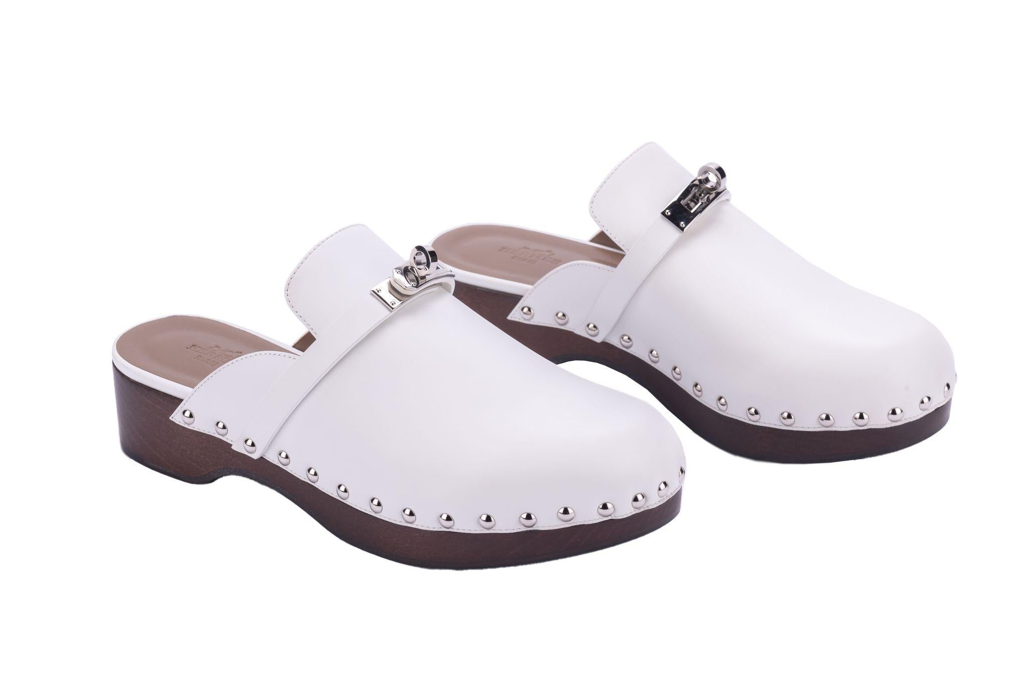 Hermès Carlotta Mule is a Clog in calfskin with beechwood sole and iconic palladium-plated Kelly buckle. The show is size EU 38 US 7.