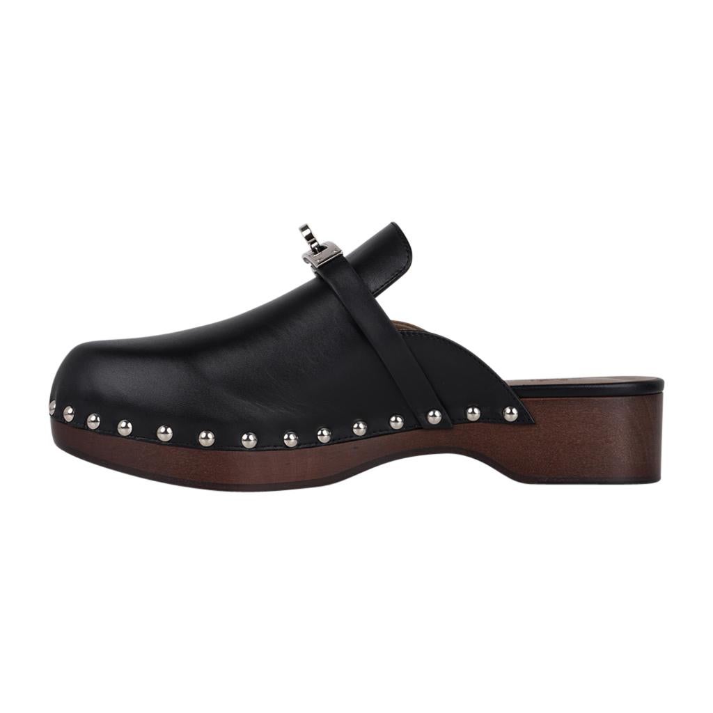 Hermès - Mules Carlotta en cuir de veau noir avec boucle Kelly en palladium, 39 / 9, neuves dans leur boîte Neuf - En vente à Miami, FL