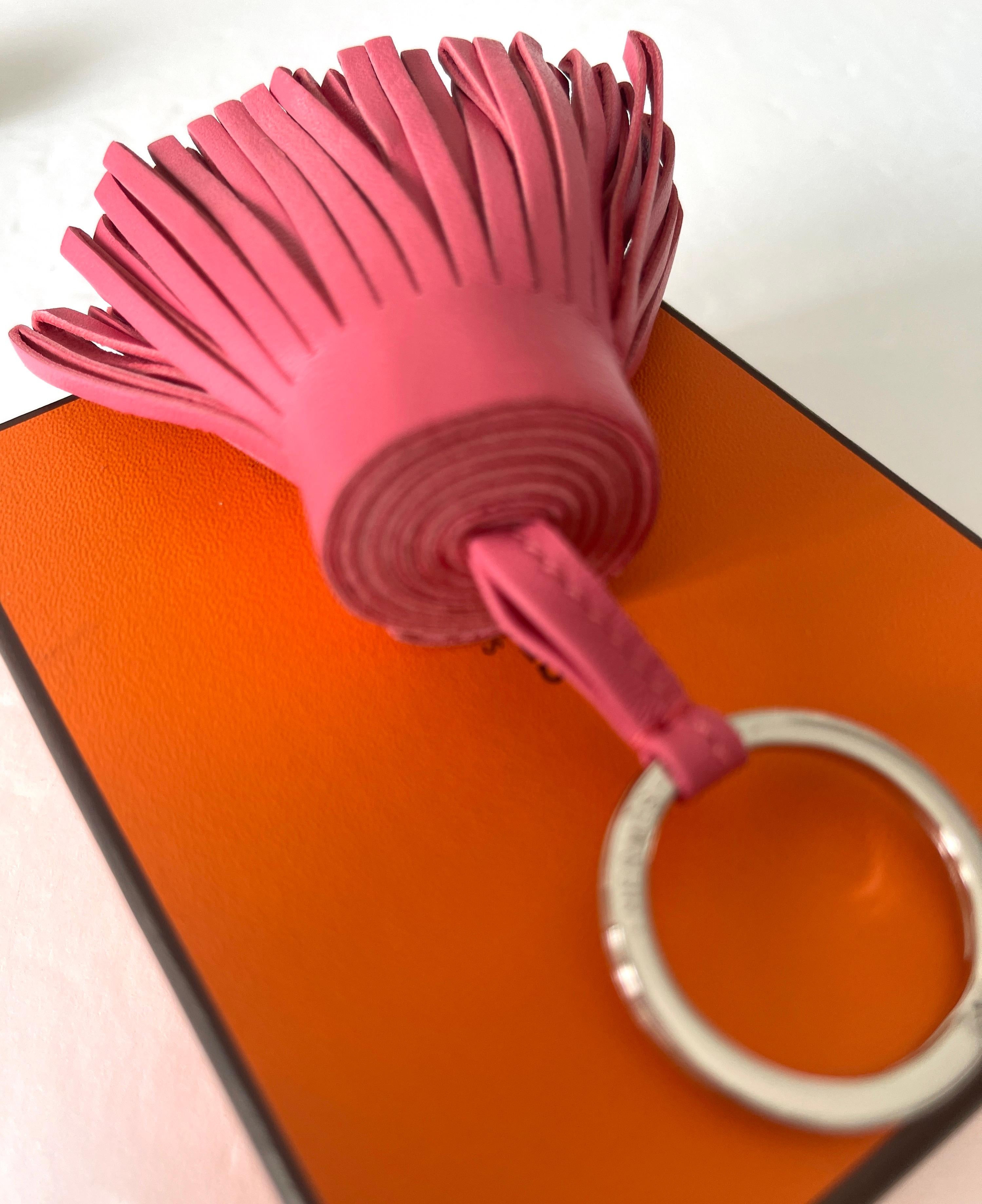Carmen SchlüsselanhängerSchlüssel 
 Milo-Lammfell mit Edelstahlbeschlägen
Farbe ist Rose 

Hergestellt in Frankreich

Maße: 2,8
