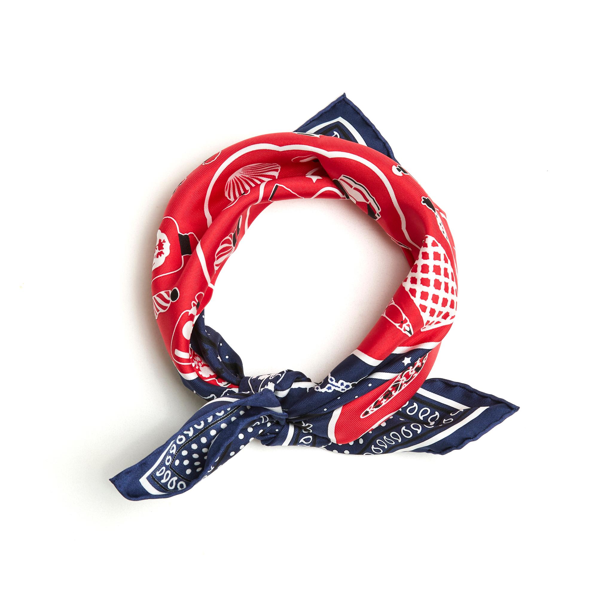 Hermès Carré 55 Halstuch Bandana aus Seidenköper mit handgerollten Kanten, Flacons-Motiv, das ursprünglich von Catherine Baschet entworfen wurde, veredelt mit einer Bordüre aus bandana-spezifischen Motiven. Breite x Länge 55 cm ca. Der Schal ist in
