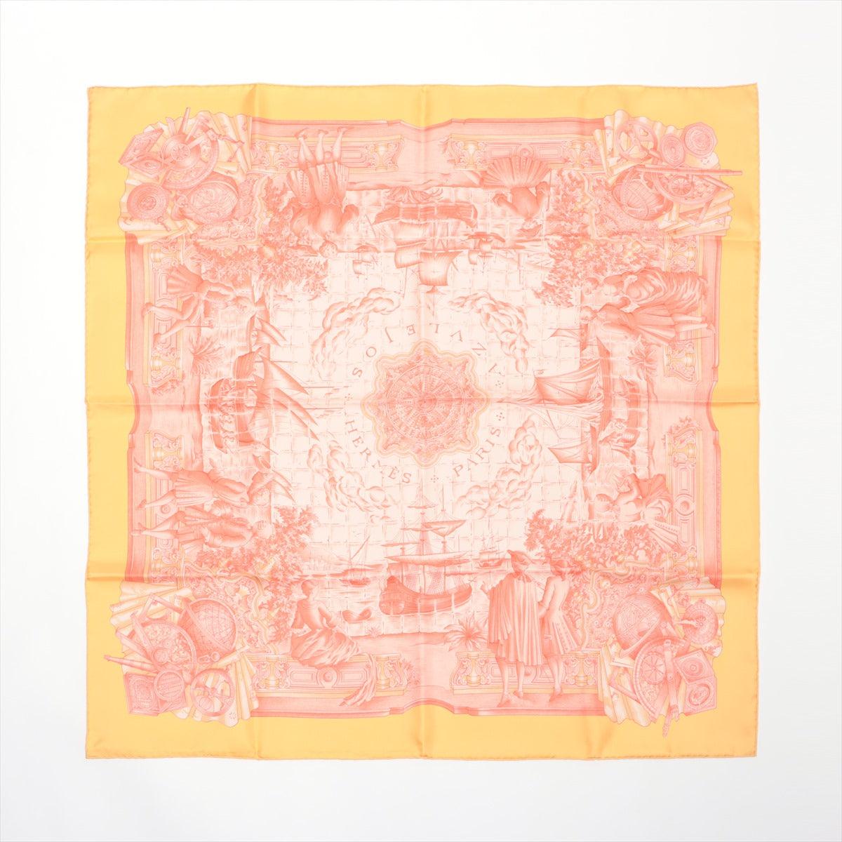 El Pañuelo de Seda Hermès Carré 90 Azulejos en amarillo y rosa es un accesorio vibrante y artístico que muestra la artesanía característica de la marca. Confeccionado en lujosa seda, el pañuelo presenta un asombroso diseño inspirado en los patrones