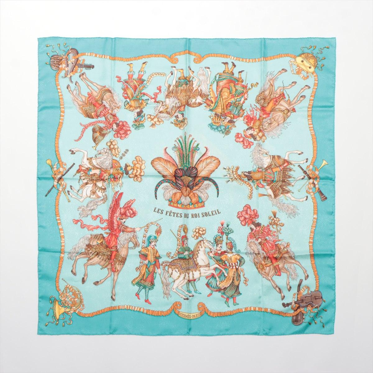 The Hermès Carré 90 Les Fêtes Du Roi Soleil in blue is a luxurious silk scarf that celebrates French history and artistry. Inspired by the lavish festivities held during the reign of King Louis XIV, the scarf features intricate illustrations