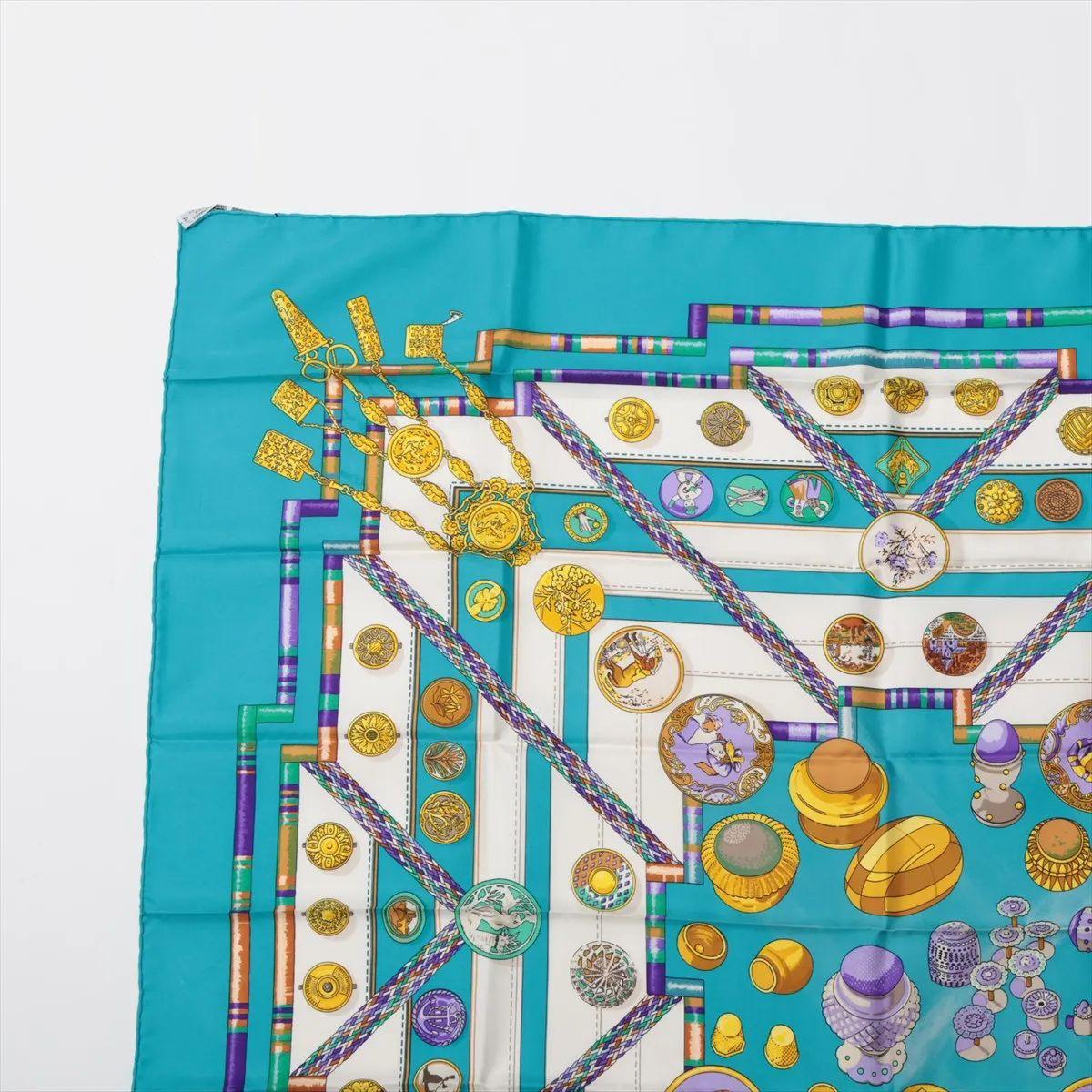 Hermès Carré 90 Petite Main Silk Scarf Blue In Good Condition For Sale In Humacao, PR