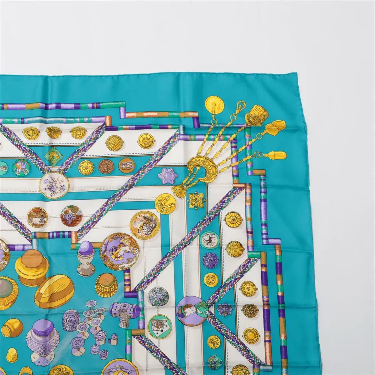 Women's Hermès Carré 90 Petite Main Silk Scarf Blue For Sale