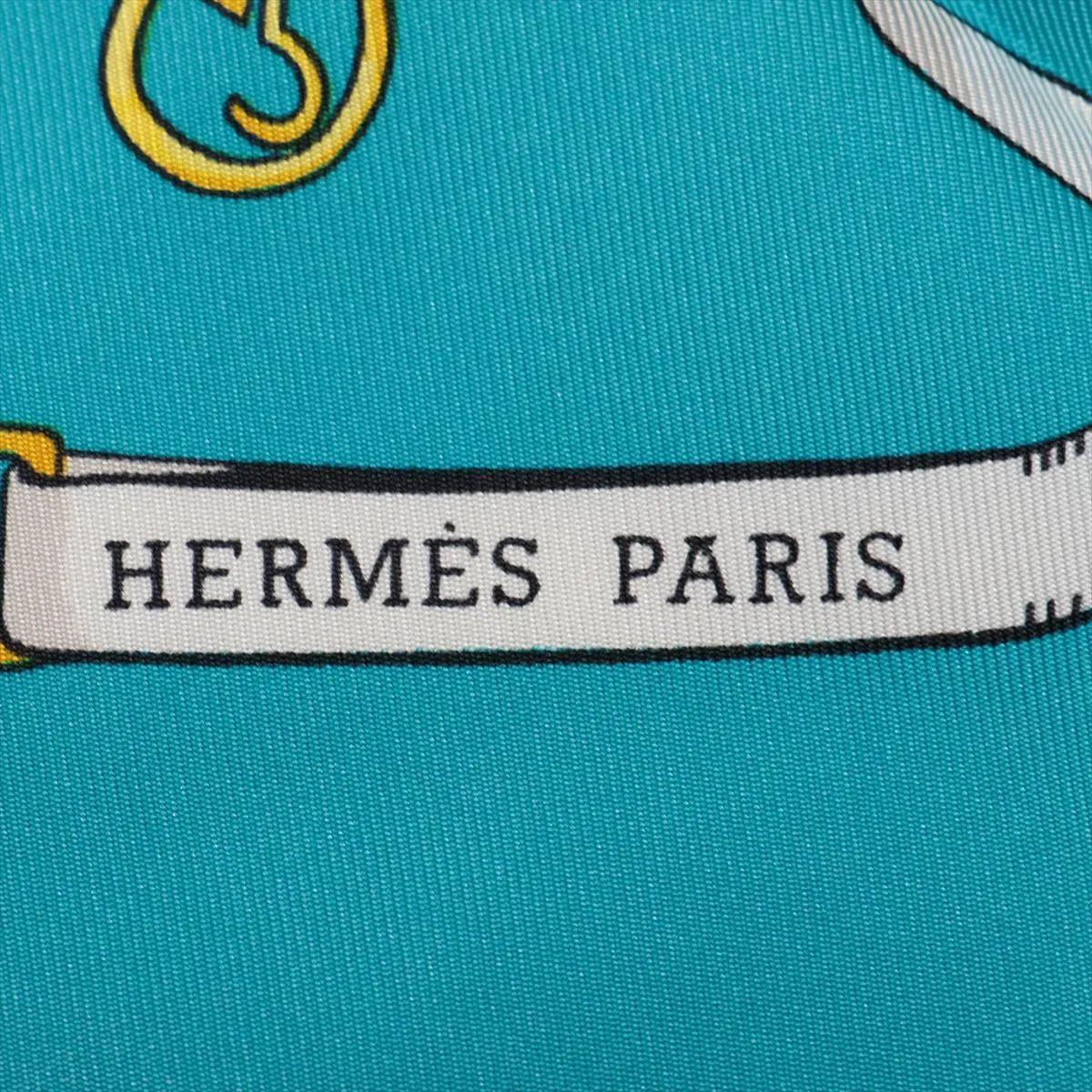 Hermès Carré 90 Petite Main Silk Scarf Blue For Sale 3