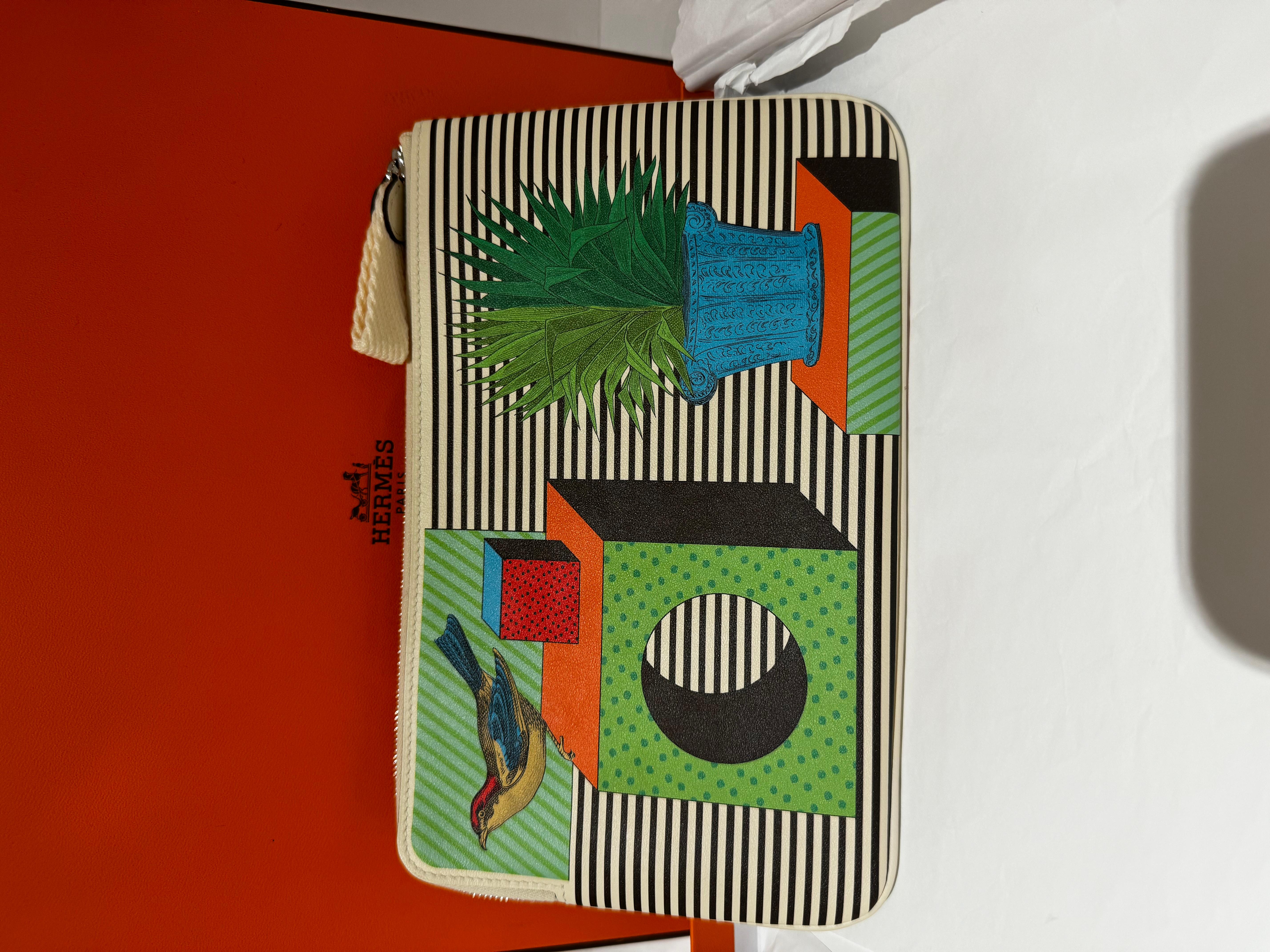 Hermes Carre Long pouch in tigre detail  In New Condition For Sale In London, England