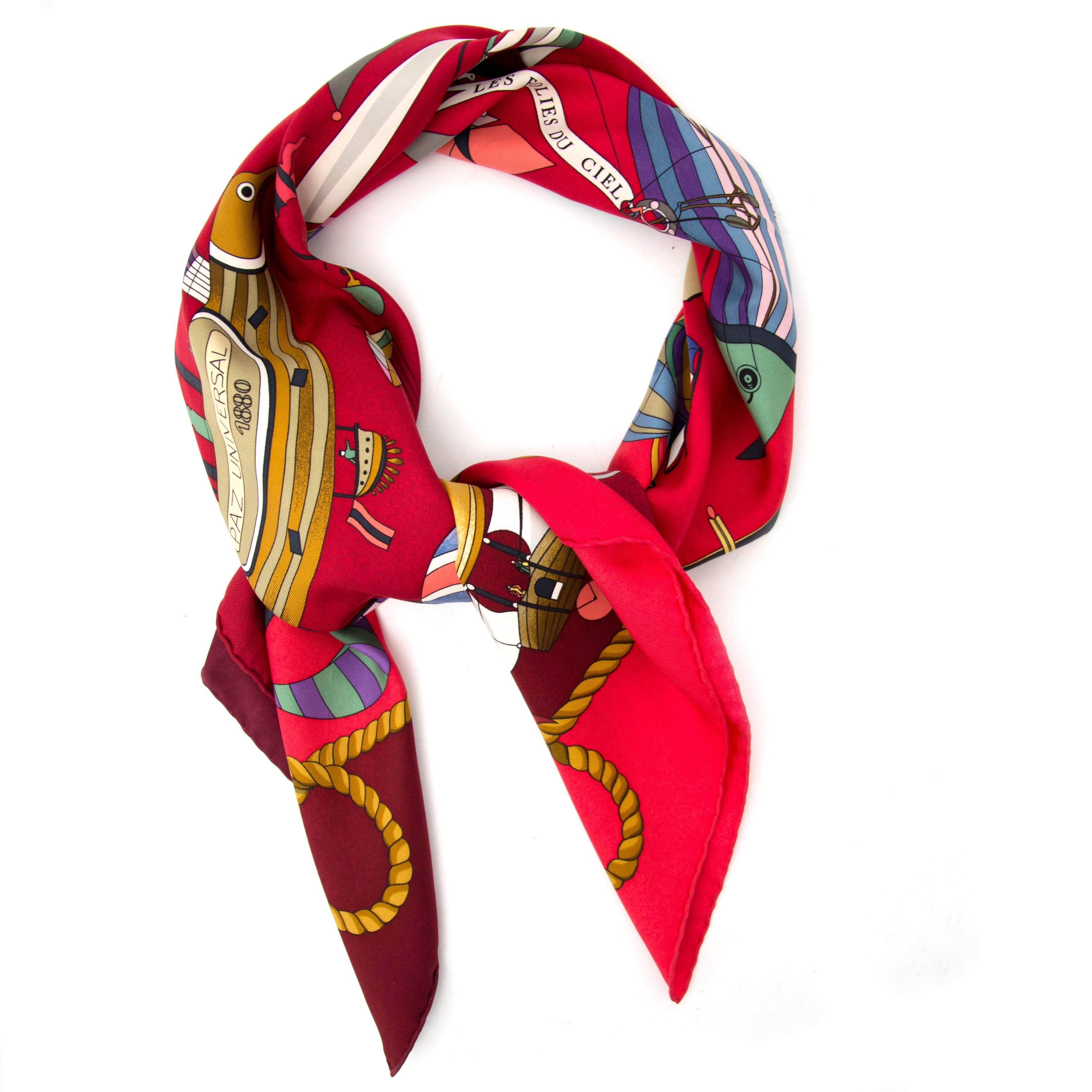 Very good condition

Hermès Carré Paz Universal

This beautiful silk scarf is perfect to give your outfit some color.

100% silk

Care tag still attached.