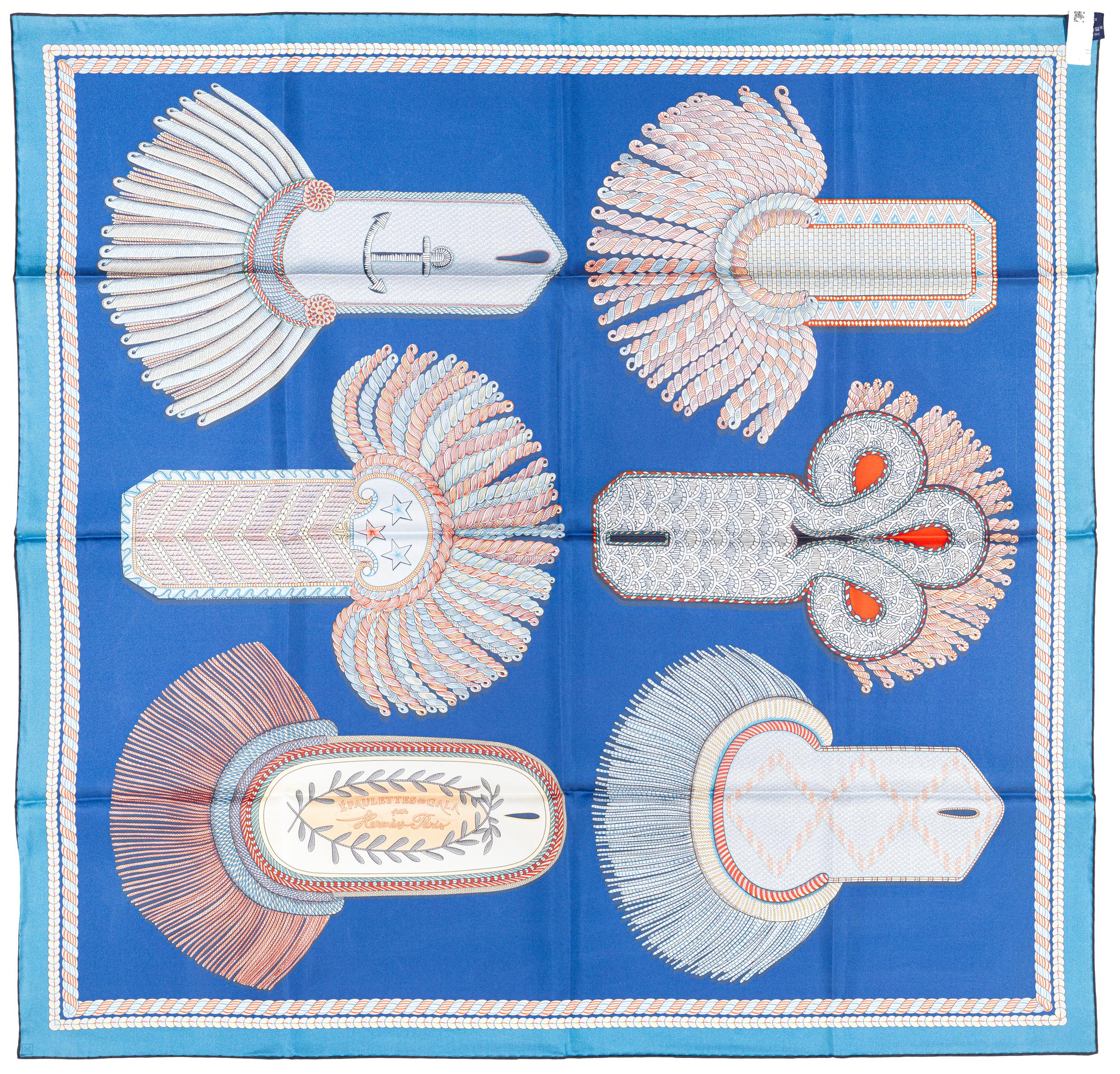 Epaulettes de Gala - Double Face - Marine Bleu Azure - NWST - 2511041820

Marke: Hermès
Typ/Modell: Schal 90 Seidenköper - Doppelseitiger Druck
Name Design: Épaulettes de gala, Zeremonielle Epaulettes
Künstlerin: Caty Latham (Originalmotiv von 1975;