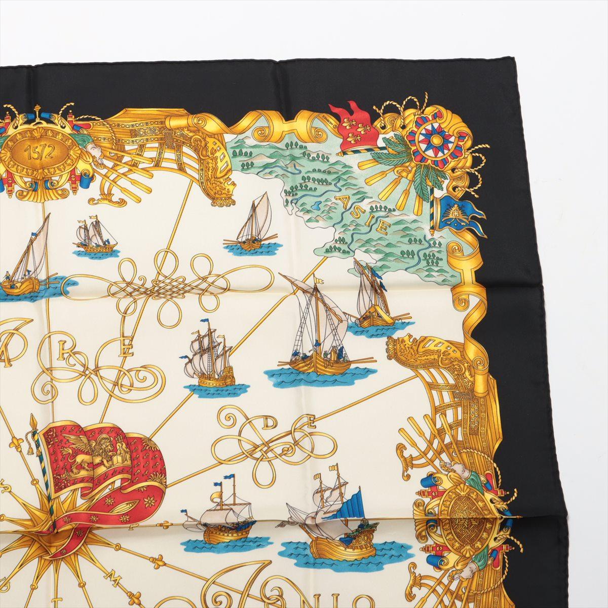 Hermès Carré Voiles De Lumiere Silk Scarf White x Black In Good Condition For Sale In Humacao, PR