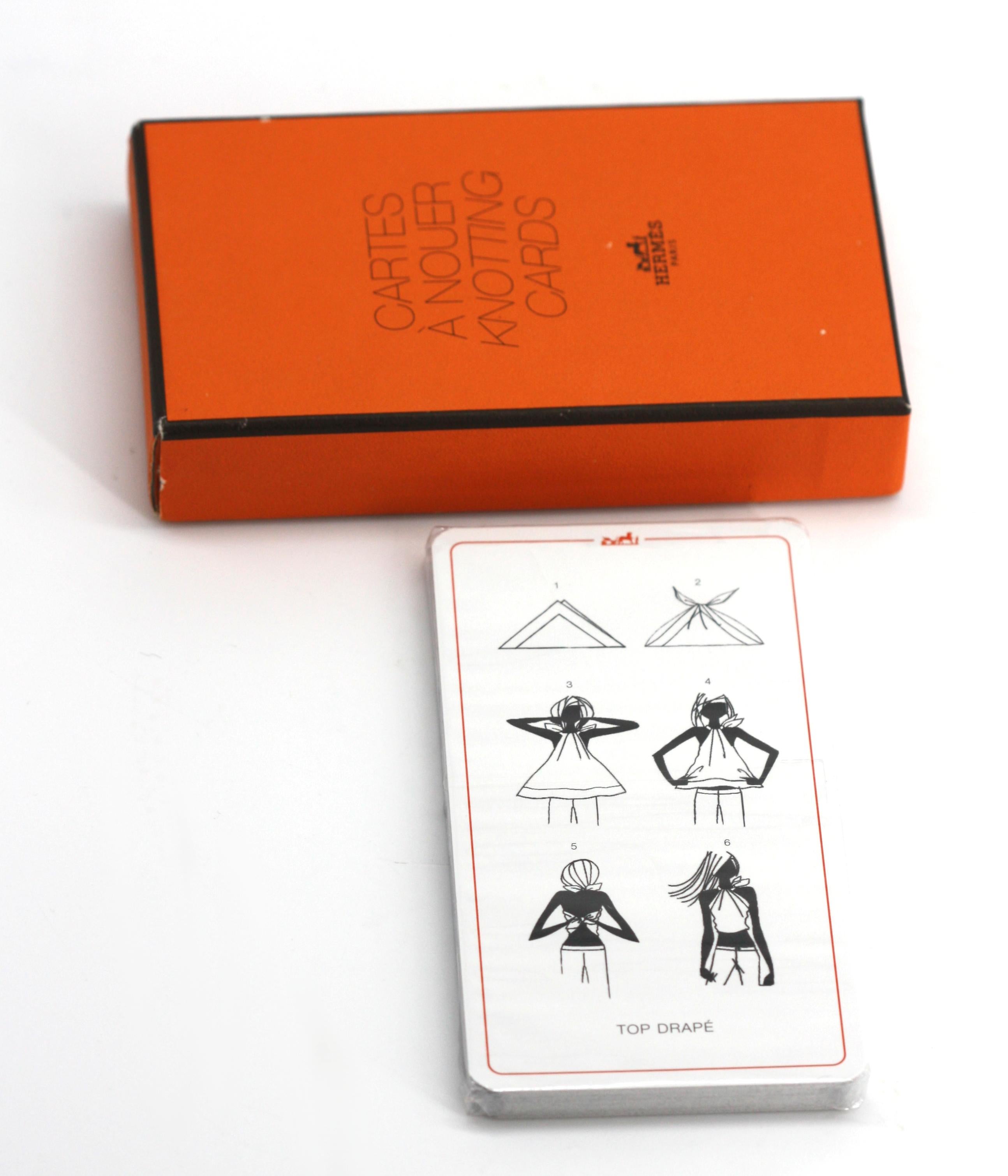 
Hermes Cartes a Nouer / Carte da annodare
Nuovo, non aperto, con scatola Hermes.
4,5 per 2,5 pollici.
Rapporto sulle condizioni
Nuovo