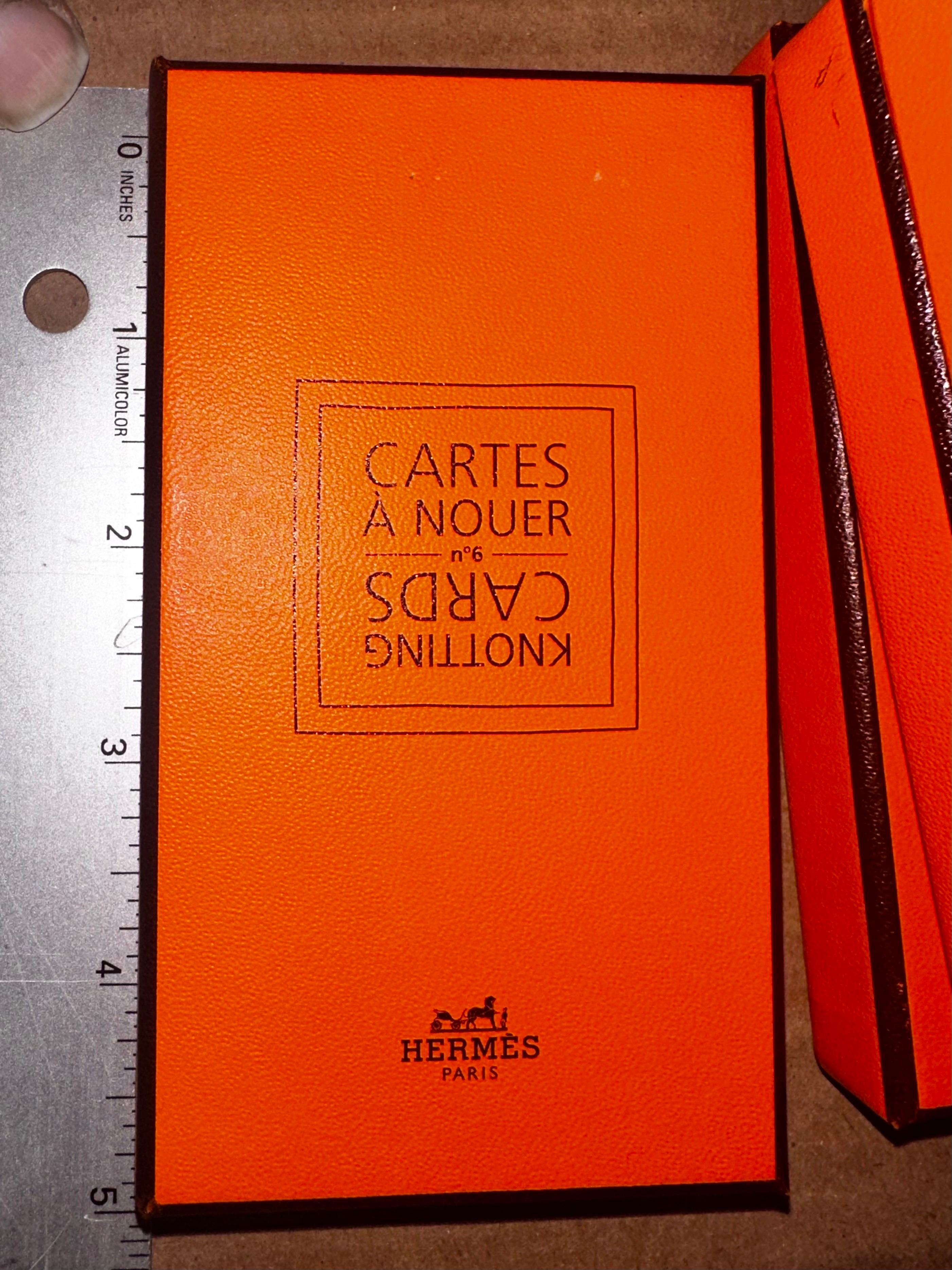 Hermés Cartes A Nouer, Schal Knüpfen How-To Card Set, Neu in Box, Frankreich  im Zustand „Hervorragend“ im Angebot in Brooklyn, NY