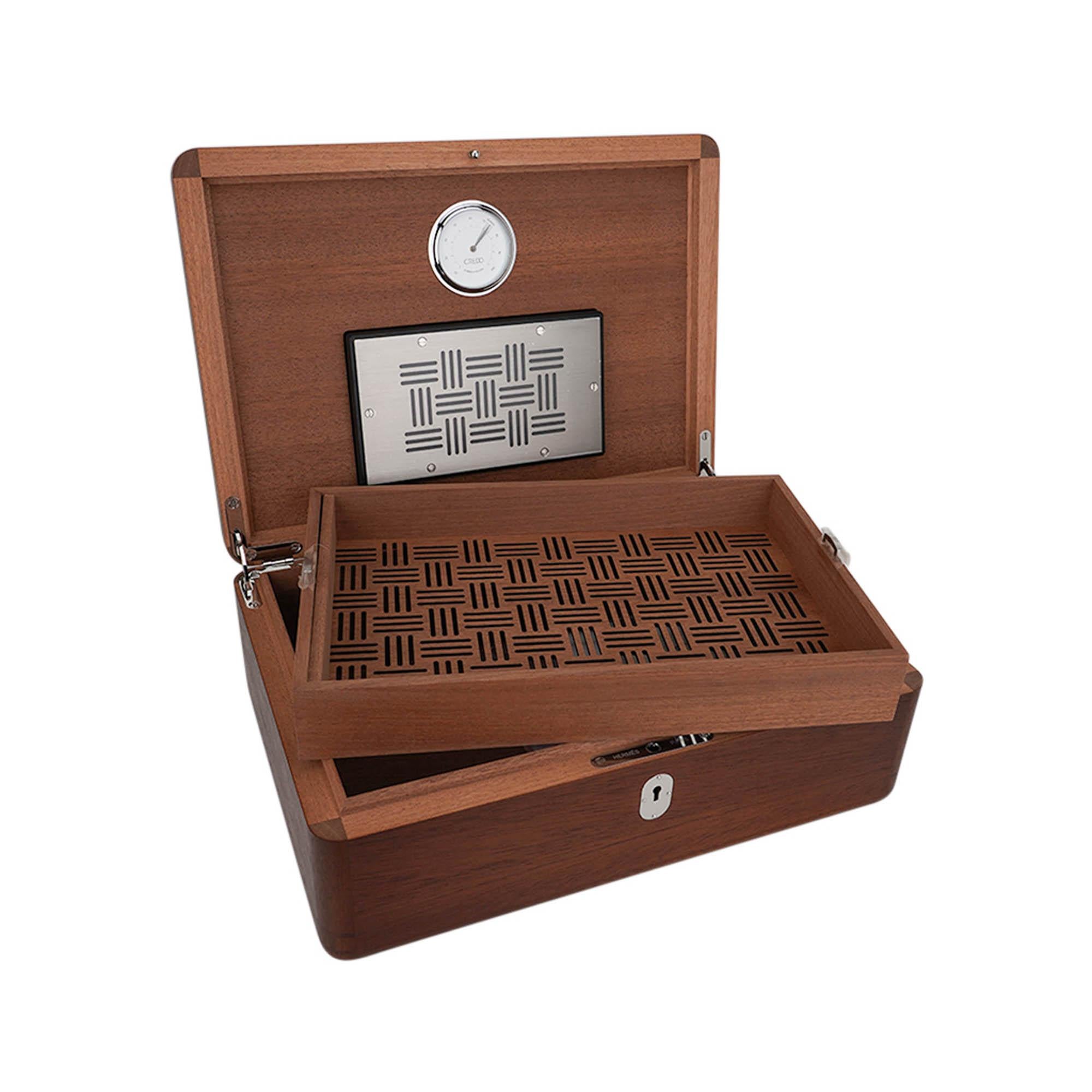Mightychic offre una scatola di sigari Hermes in Casaque Felin Dans Un Jardin Mexicain con Bleu de Malte.
Splendido design di Jan Bajtlik in intarsio di pelle espresso in Evercolor, Epsom, Swift e pelle di capra.
Le maniglie del vassoio rimovibile