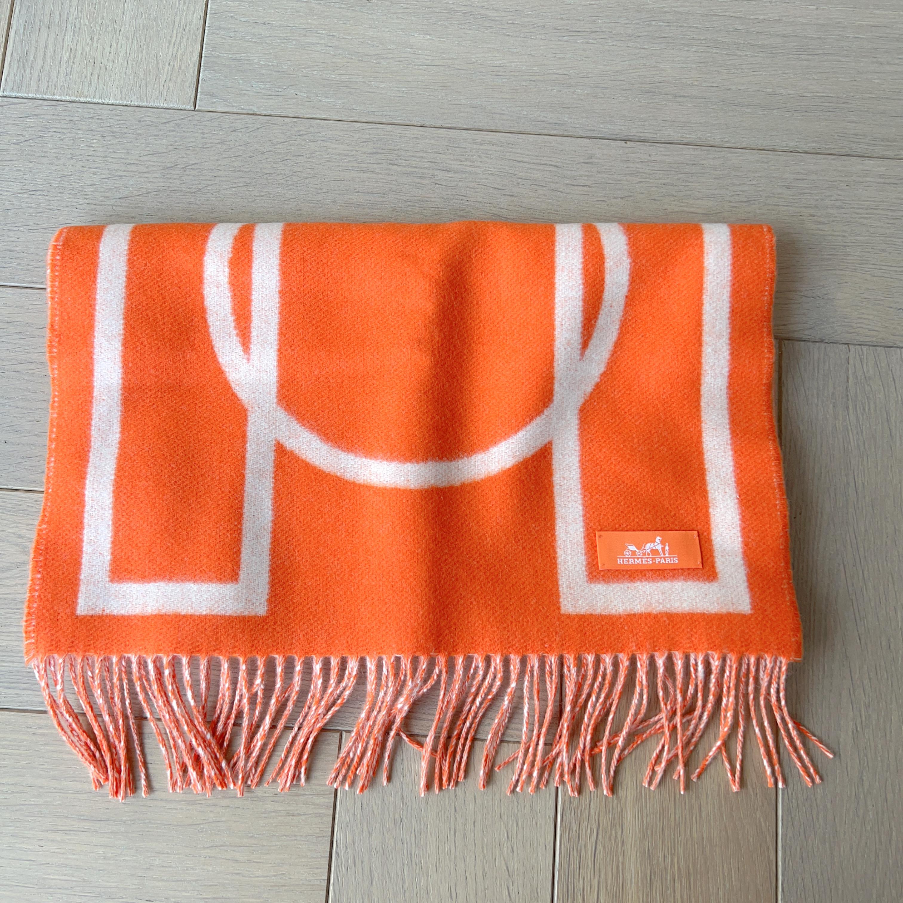 Kaufen Sie den Casaque Pile ou Face Muffler In Orange / Ivoire von Hermès. Er besteht zu 100 % aus Kaschmir und ist daher besonders leicht und weich. Ein minimalistisches Design, das aus geometrischen Linien und kontrastierenden Farben